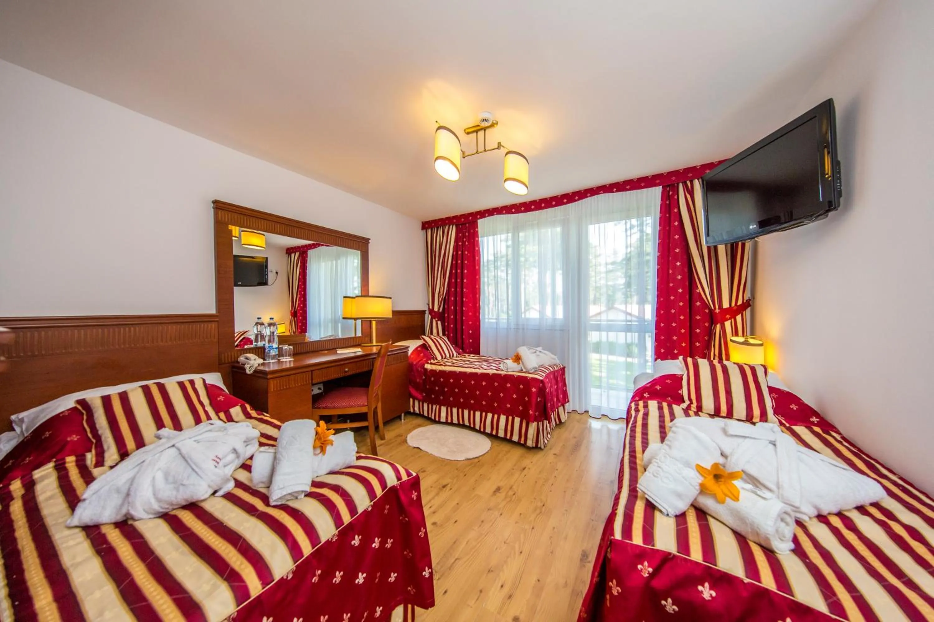 Shower, Bed in Aquapark Health Resort & Medical SPA Panorama Morska All Inclusive