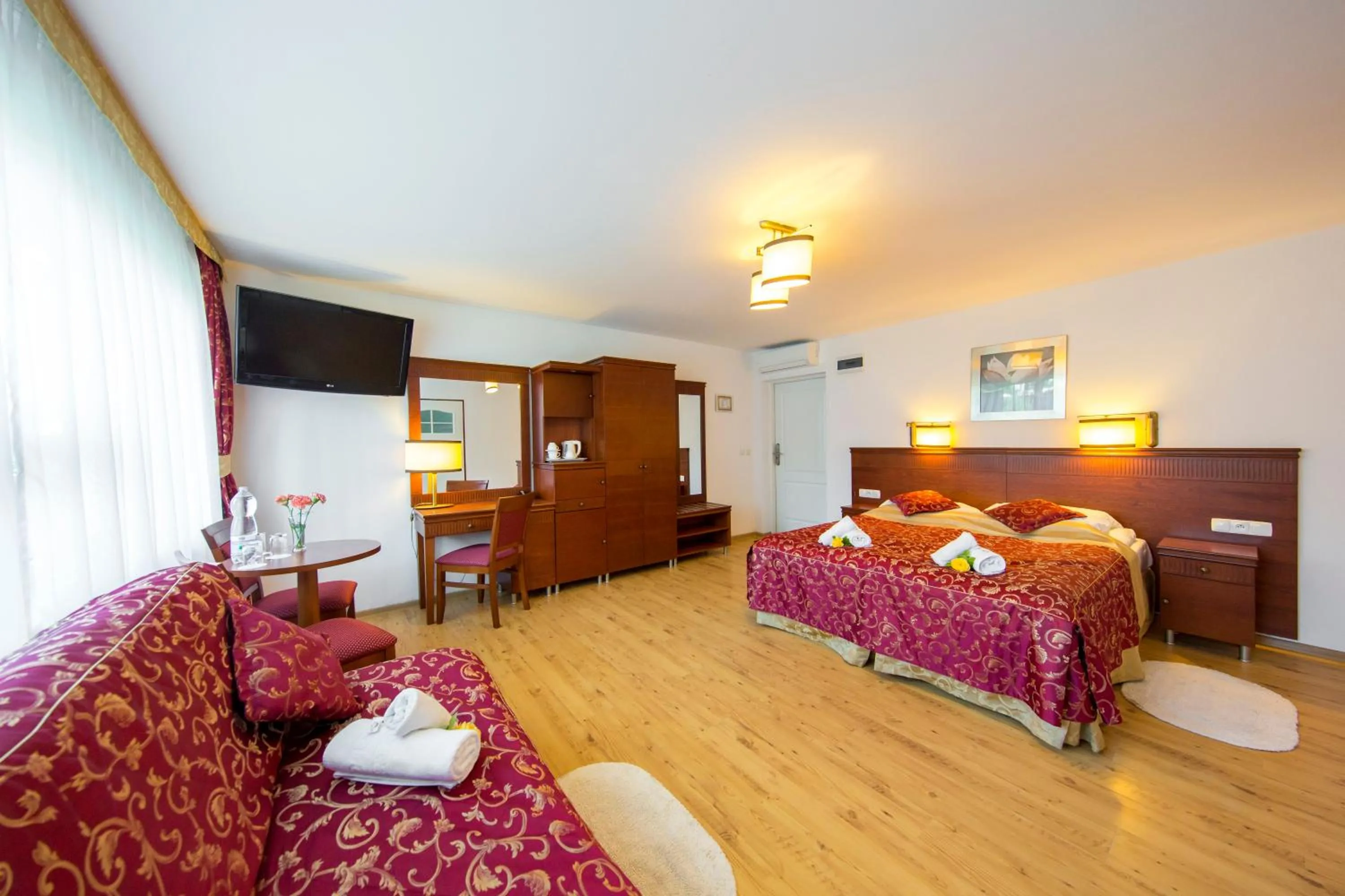 Shower, Bed in Aquapark Health Resort & Medical SPA Panorama Morska All Inclusive