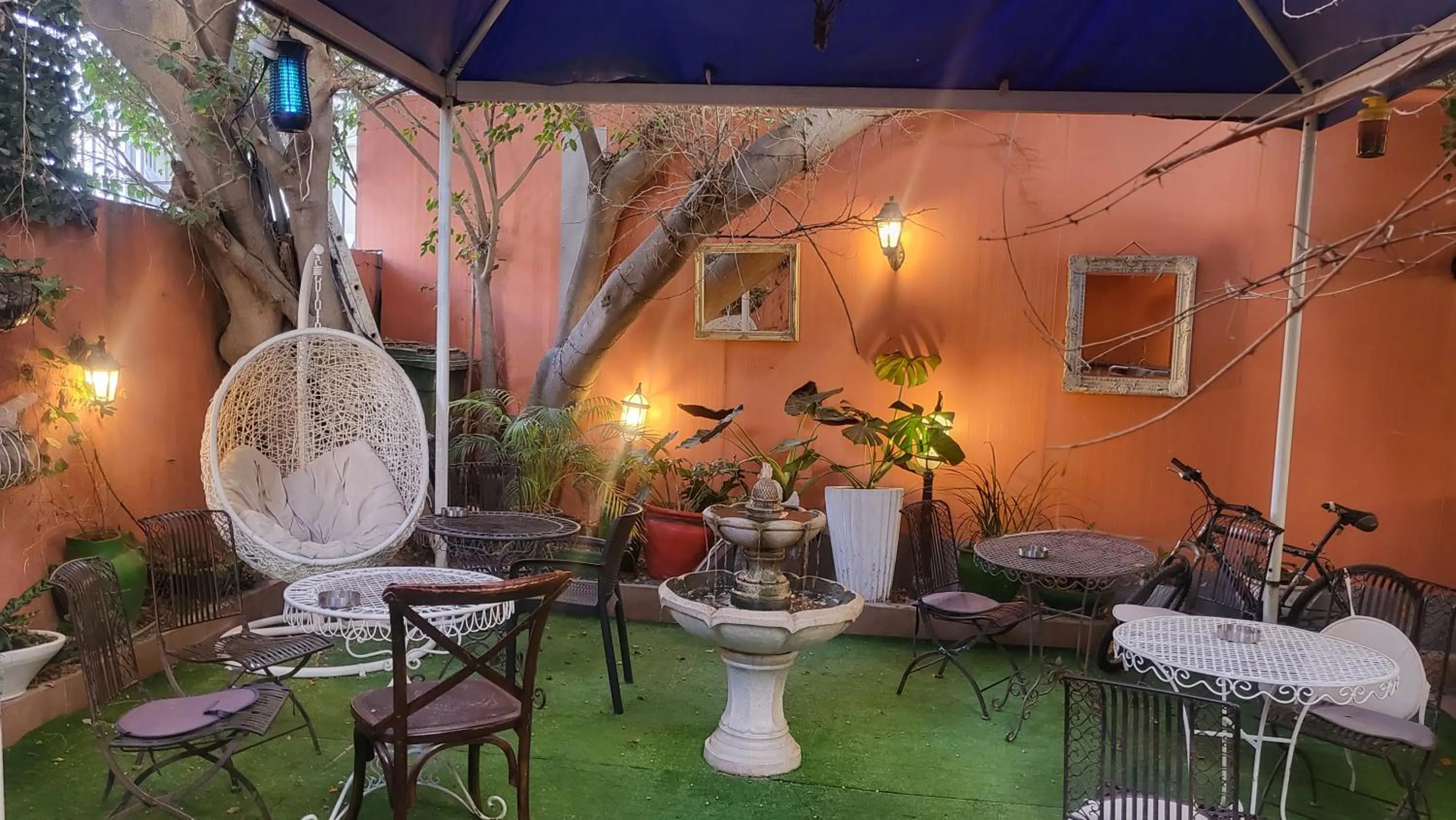 Restaurant/places to eat in Central Hotel