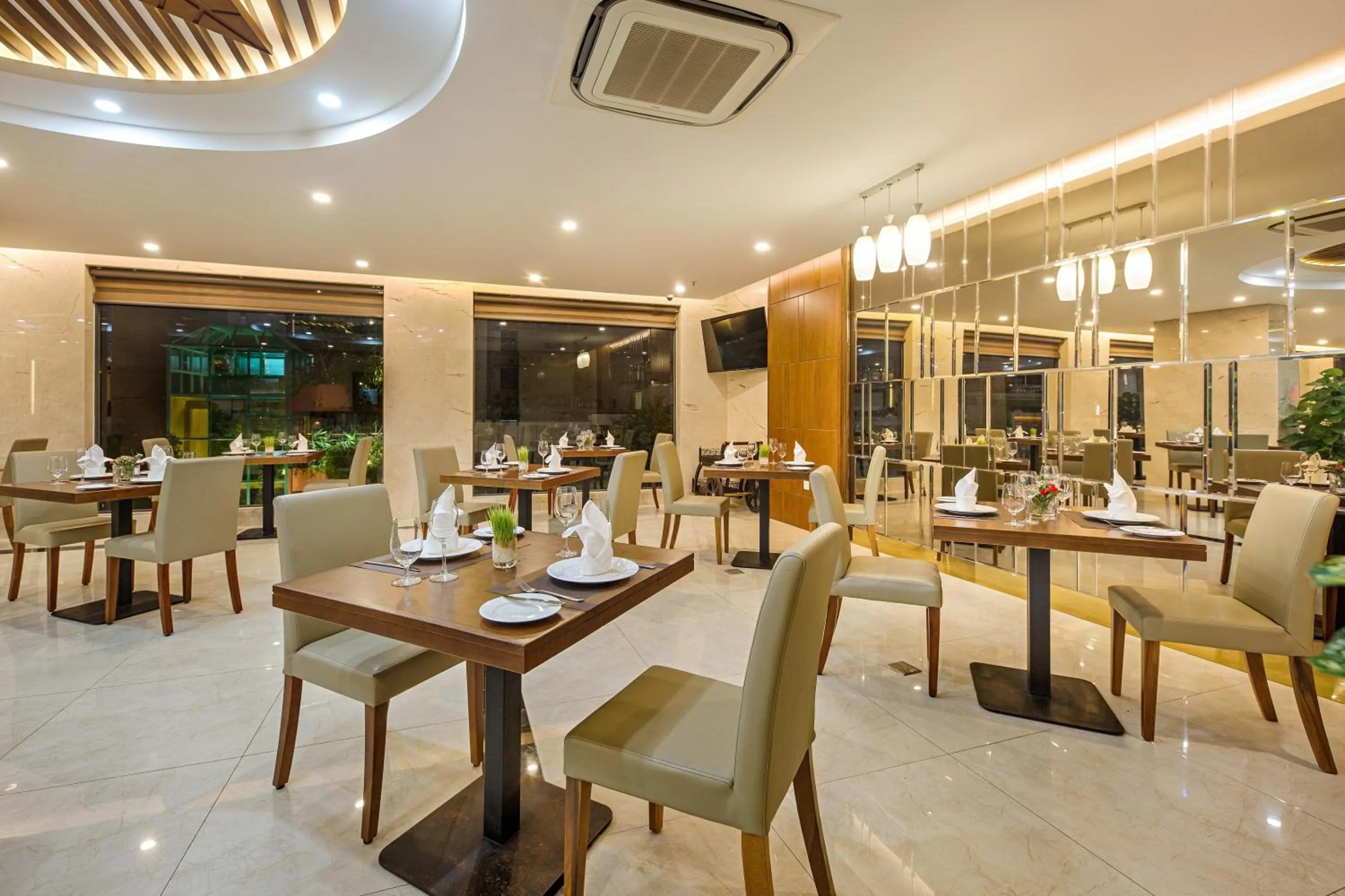 Restaurant/places to eat in Val Soleil Hotel