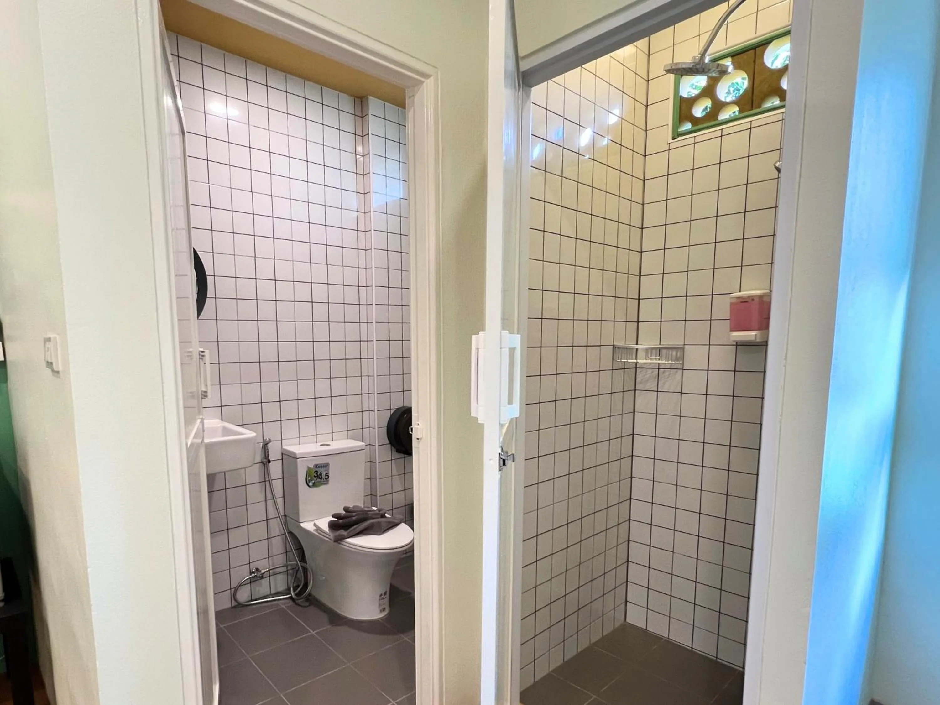 Shower in Sleepy Station Hostel