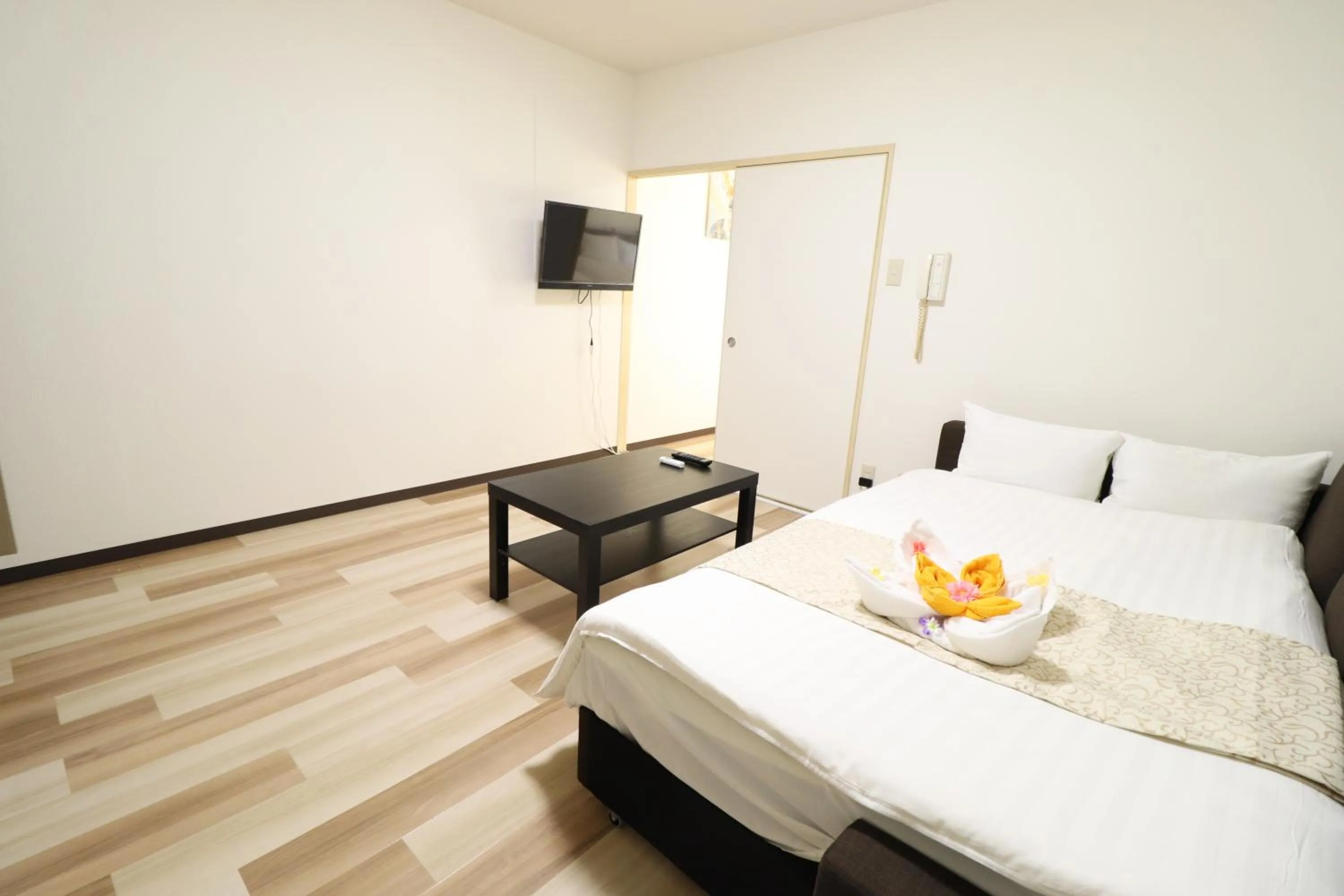 Living room, Bed in Court Saiwaicho