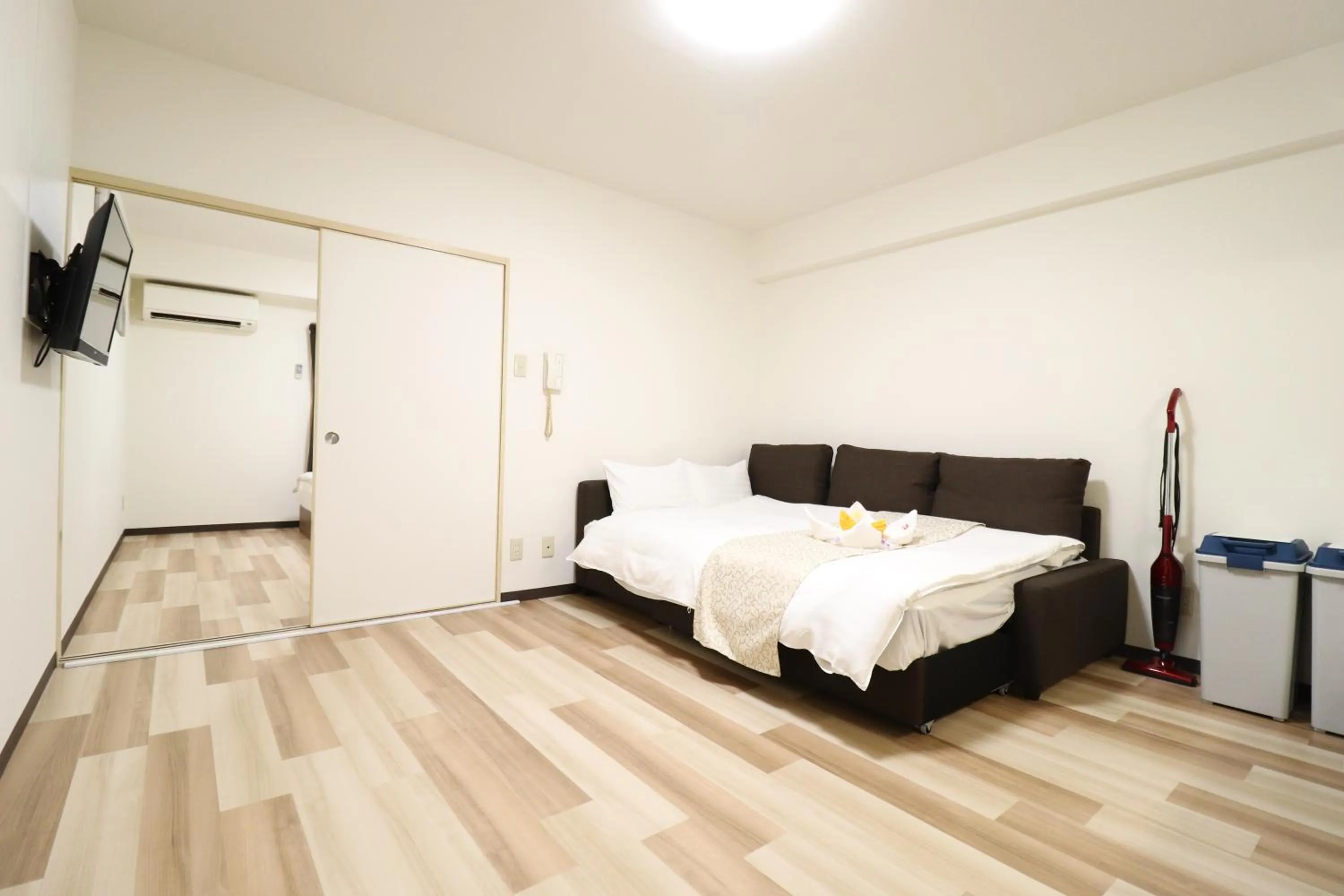 Living room, Bed in Court Saiwaicho