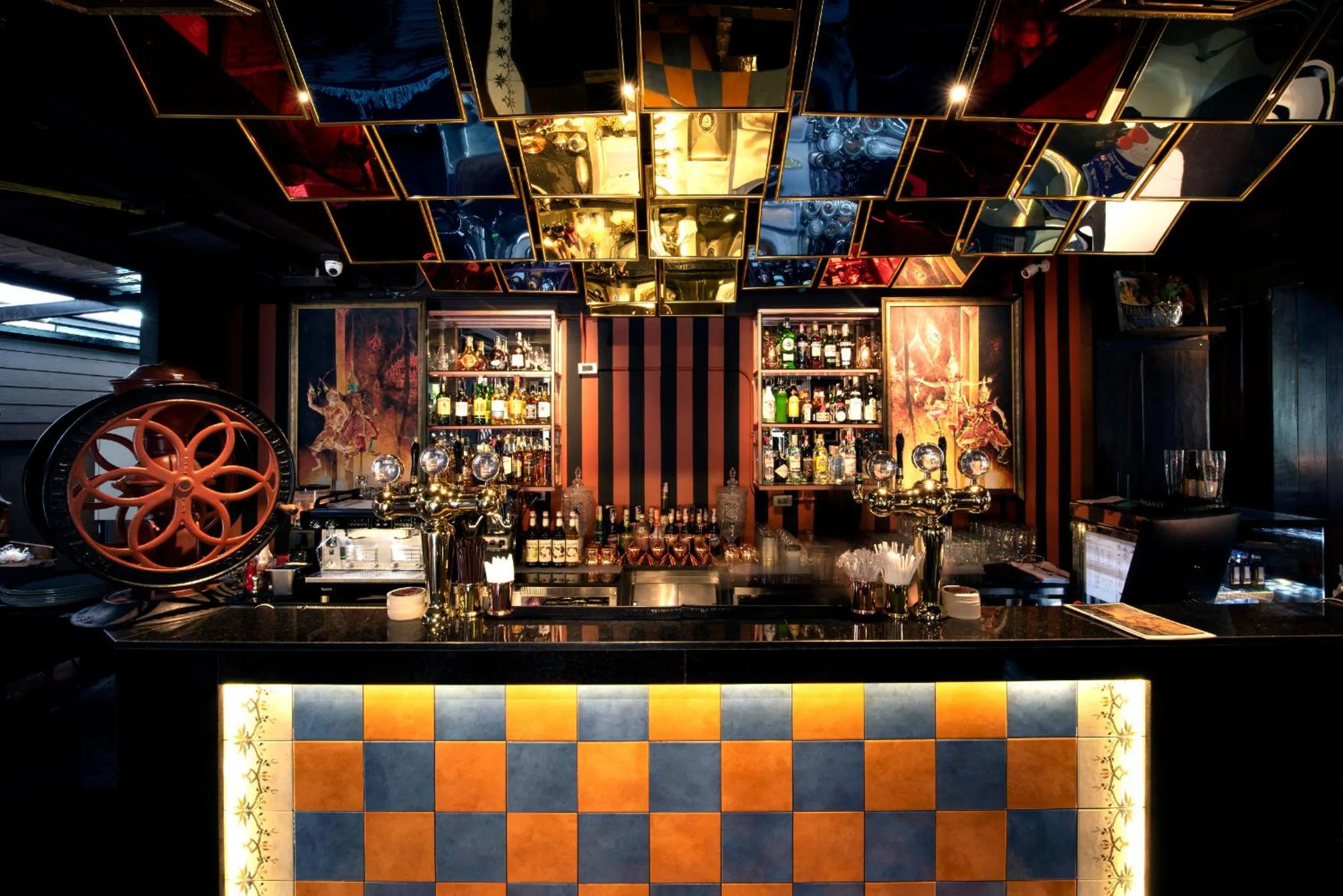 Restaurant/places to eat in Dhevi Bangkok Hotel