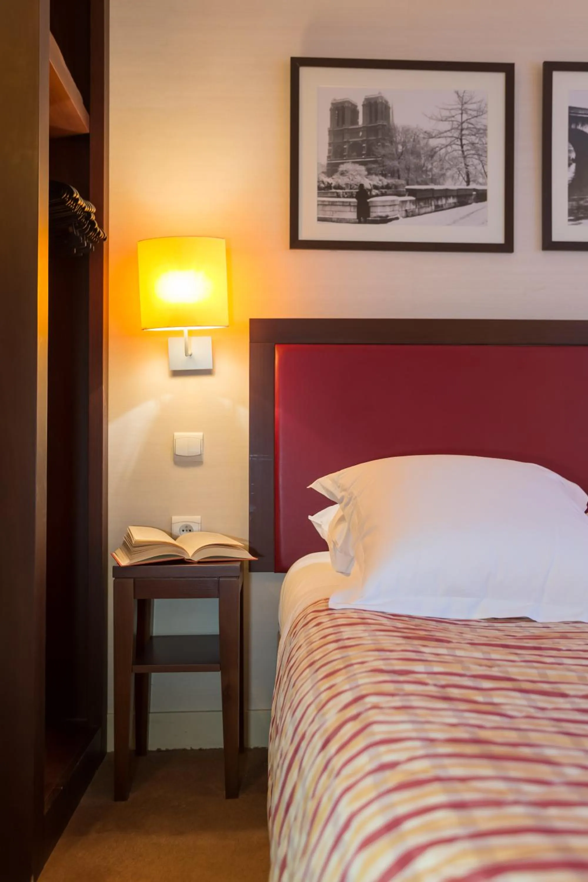 Property building, Bed in Le Home