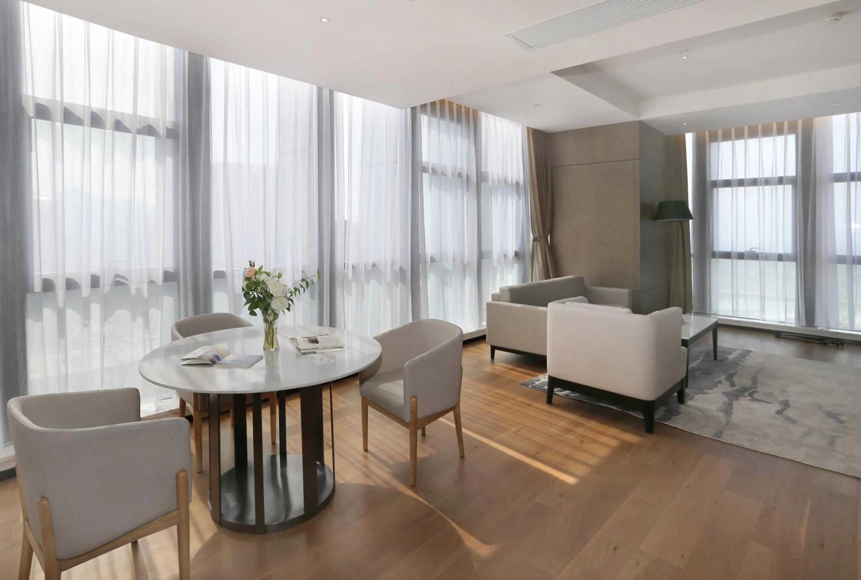 Living room in Novotel Deqing Moganshan