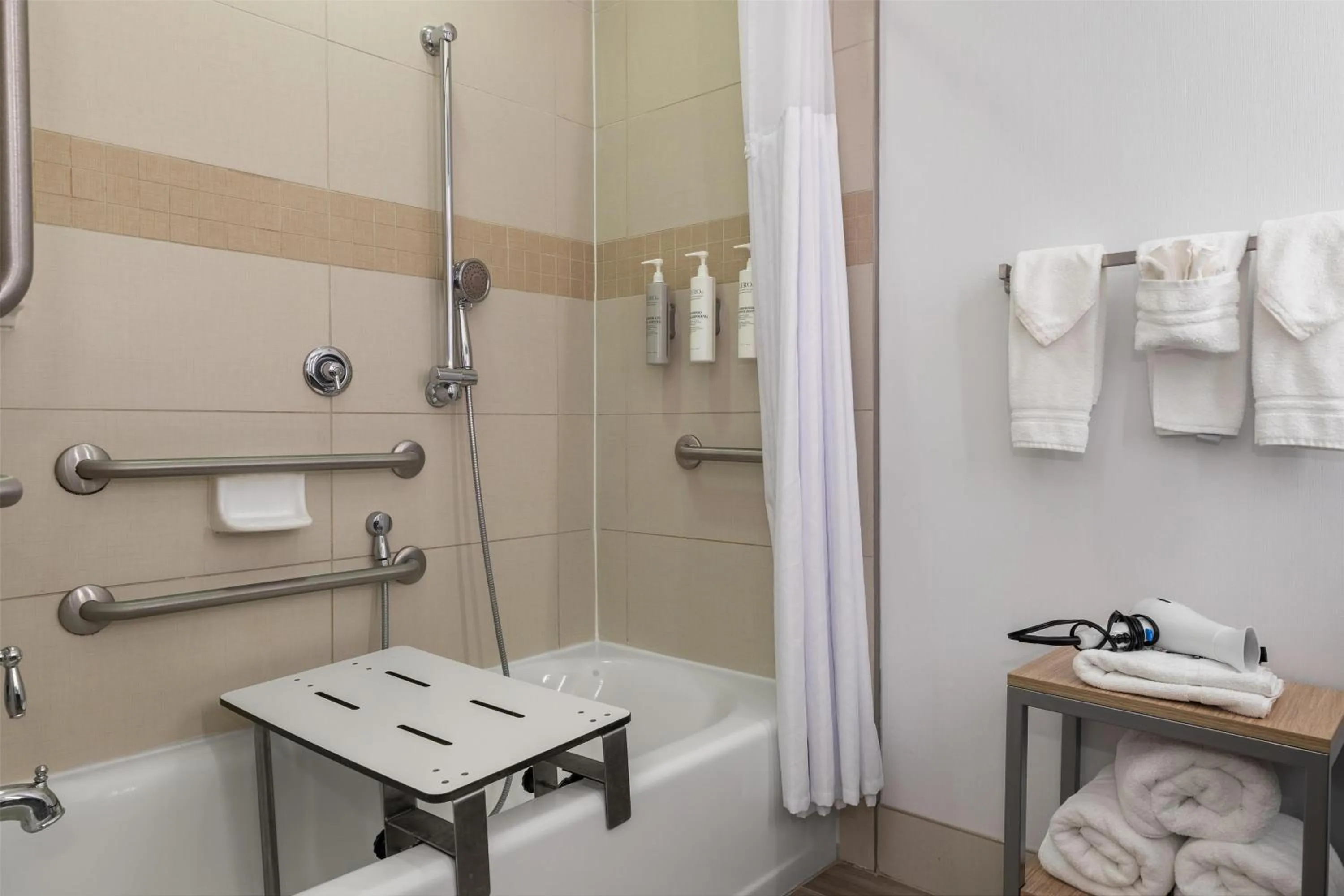 Bathroom in Hilton Garden Inn Auburn