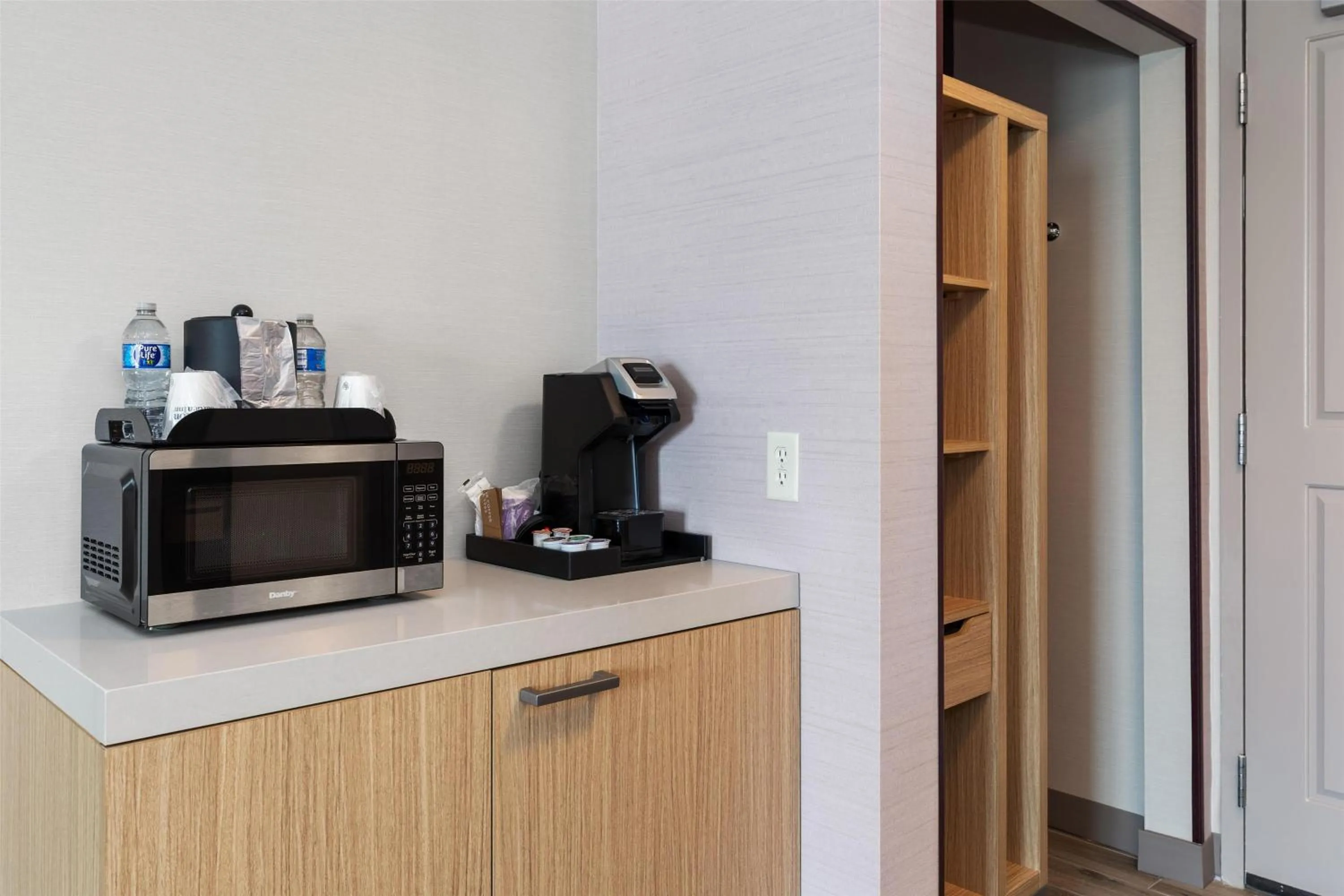 Photo of the whole room in Hilton Garden Inn Auburn