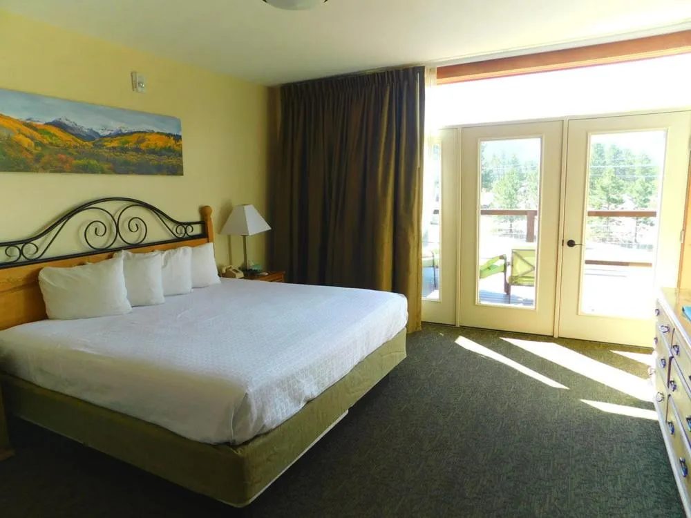 Mountain view, Bed in Coyote Mountain Lodge