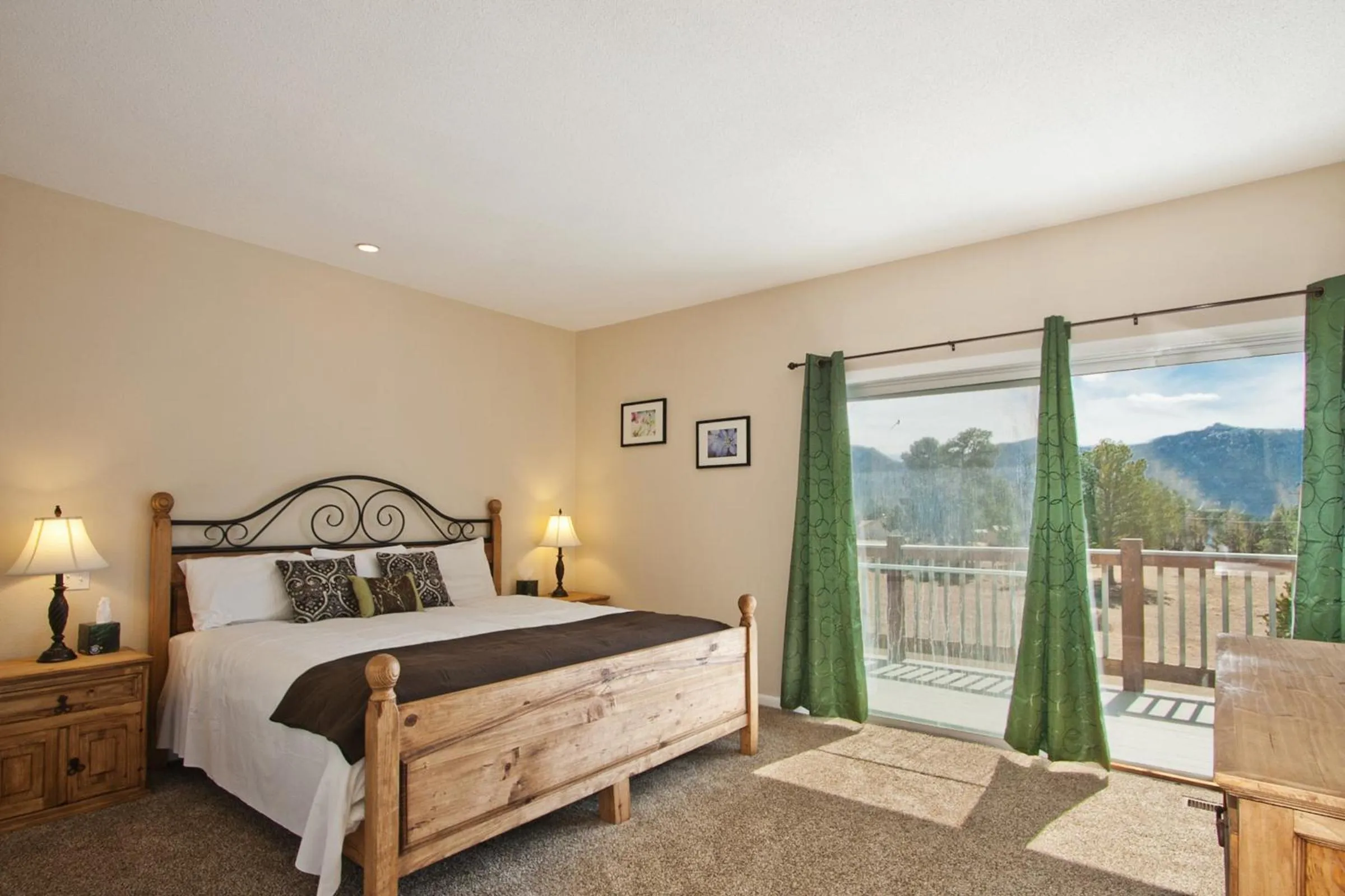 Photo of the whole room, Bed in Coyote Mountain Lodge