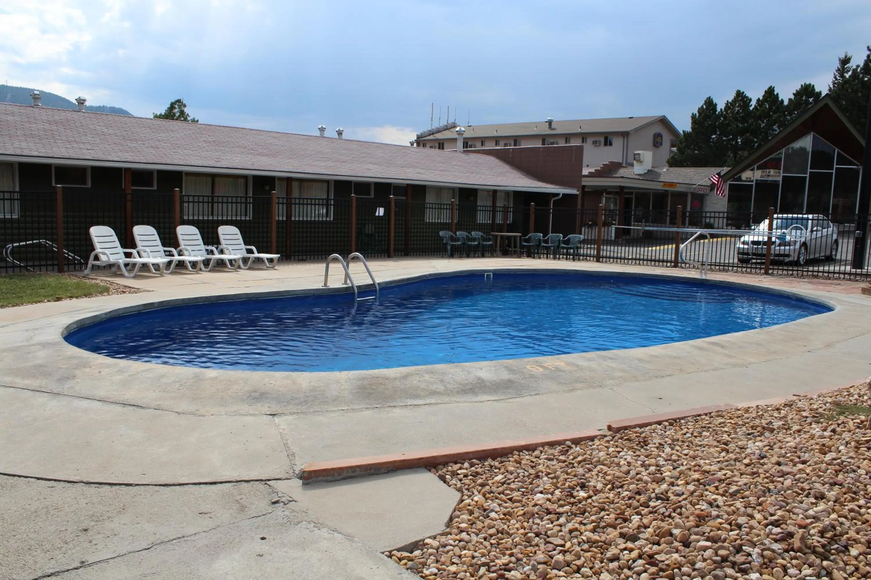Swimming pool in Coyote Mountain Lodge