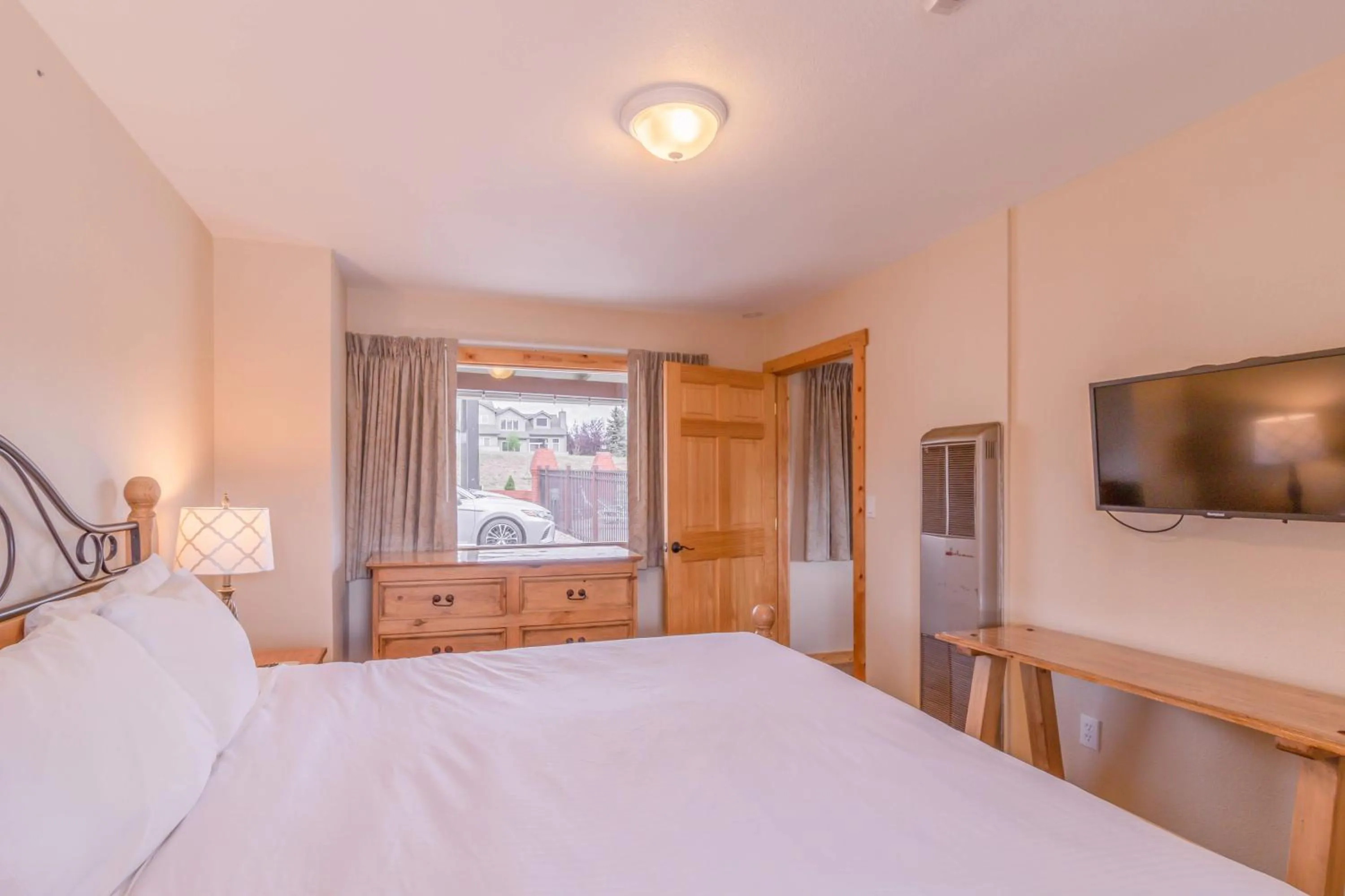 Bedroom, Bed in Coyote Mountain Lodge