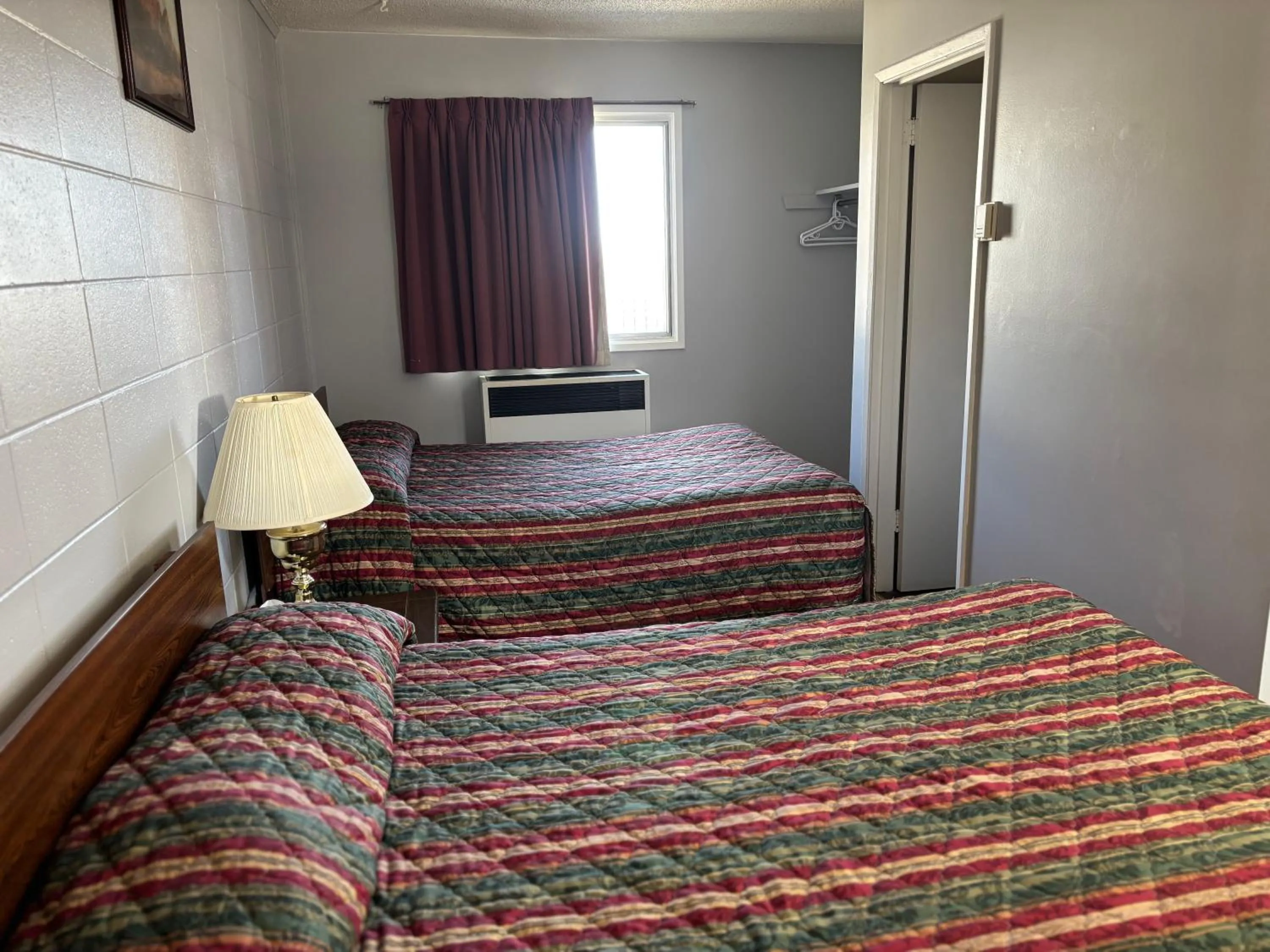 Bed in Viking Lamplighter Motel