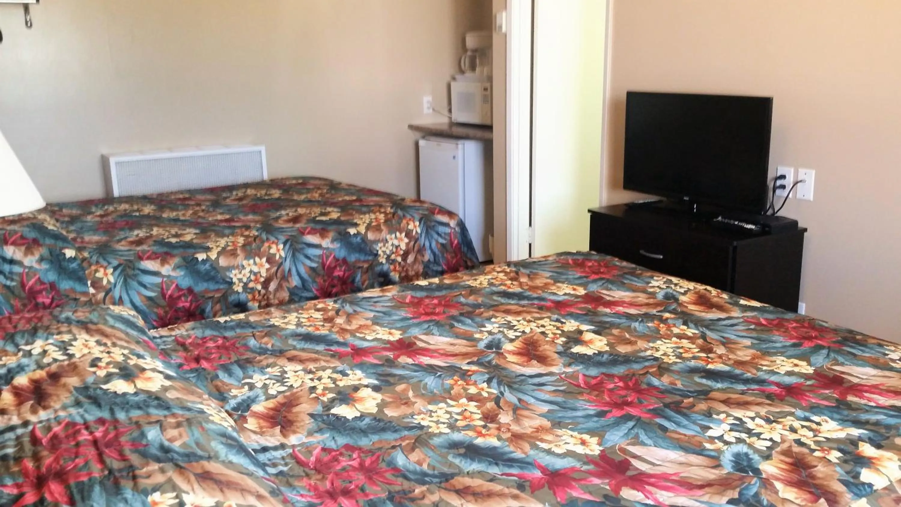 Bedroom, Bed in Viking Lamplighter Motel