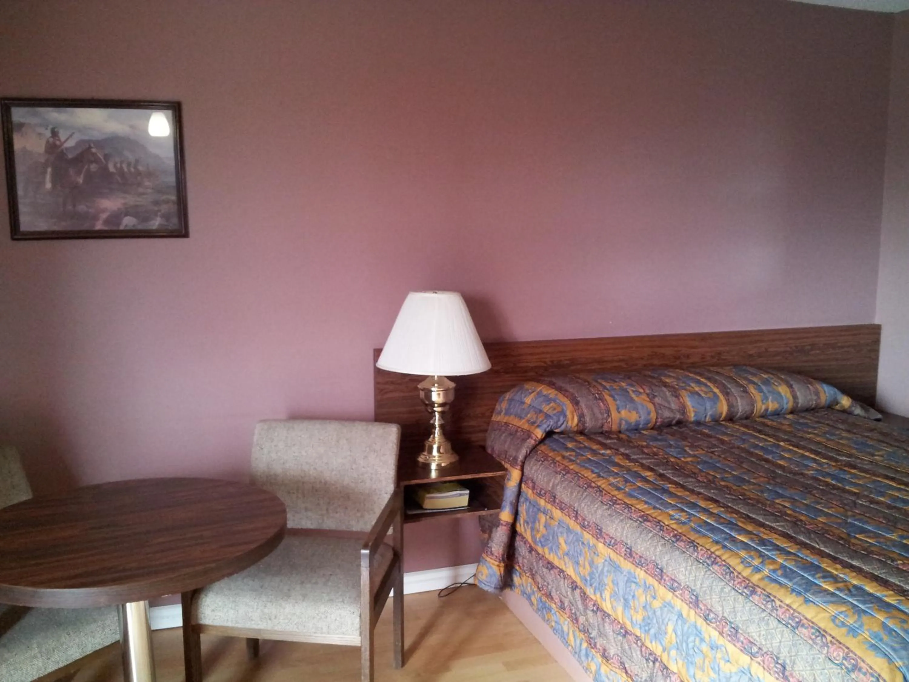 Seating area, Bed in Viking Lamplighter Motel