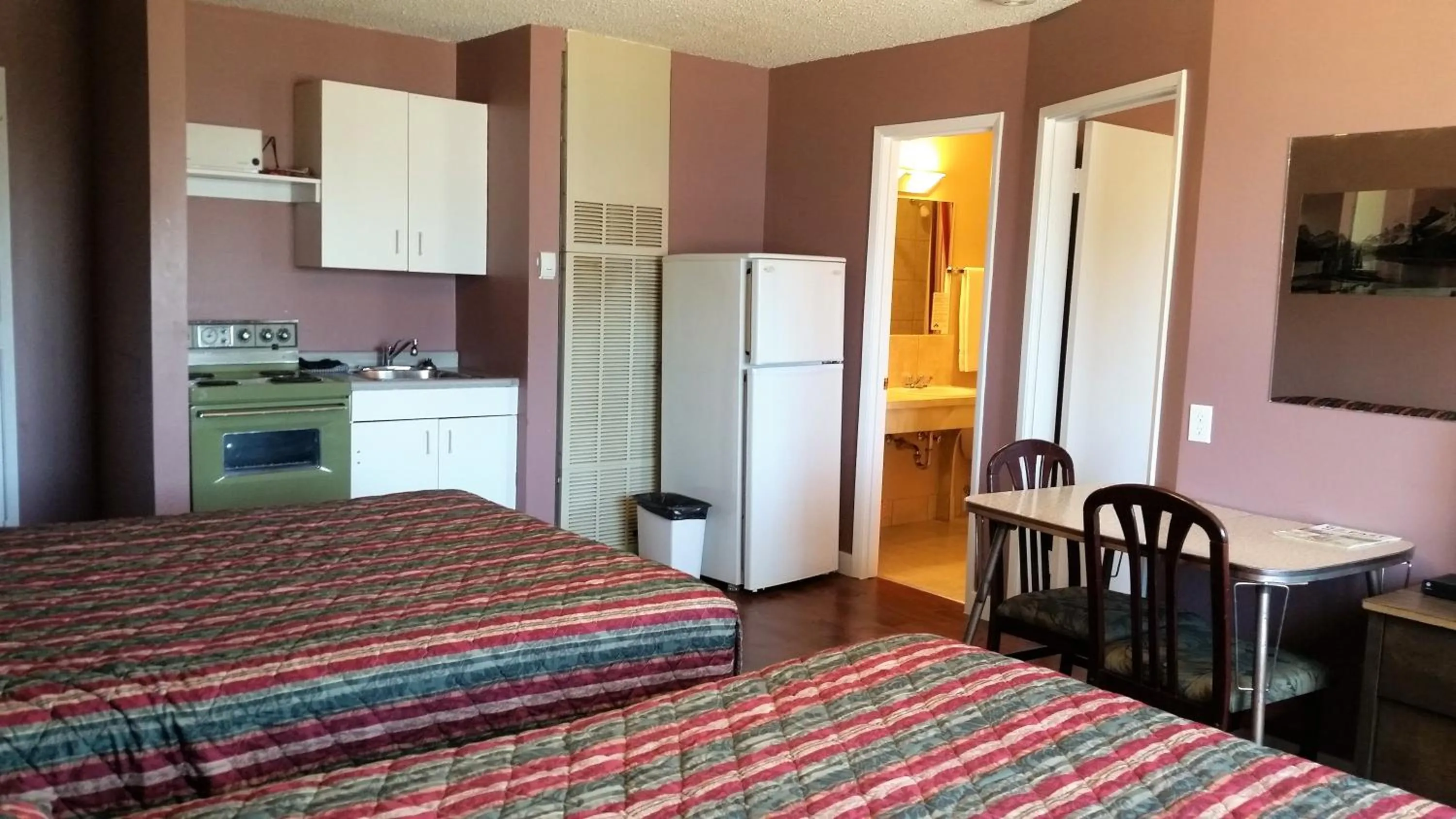 Photo of the whole room, Bed in Viking Lamplighter Motel