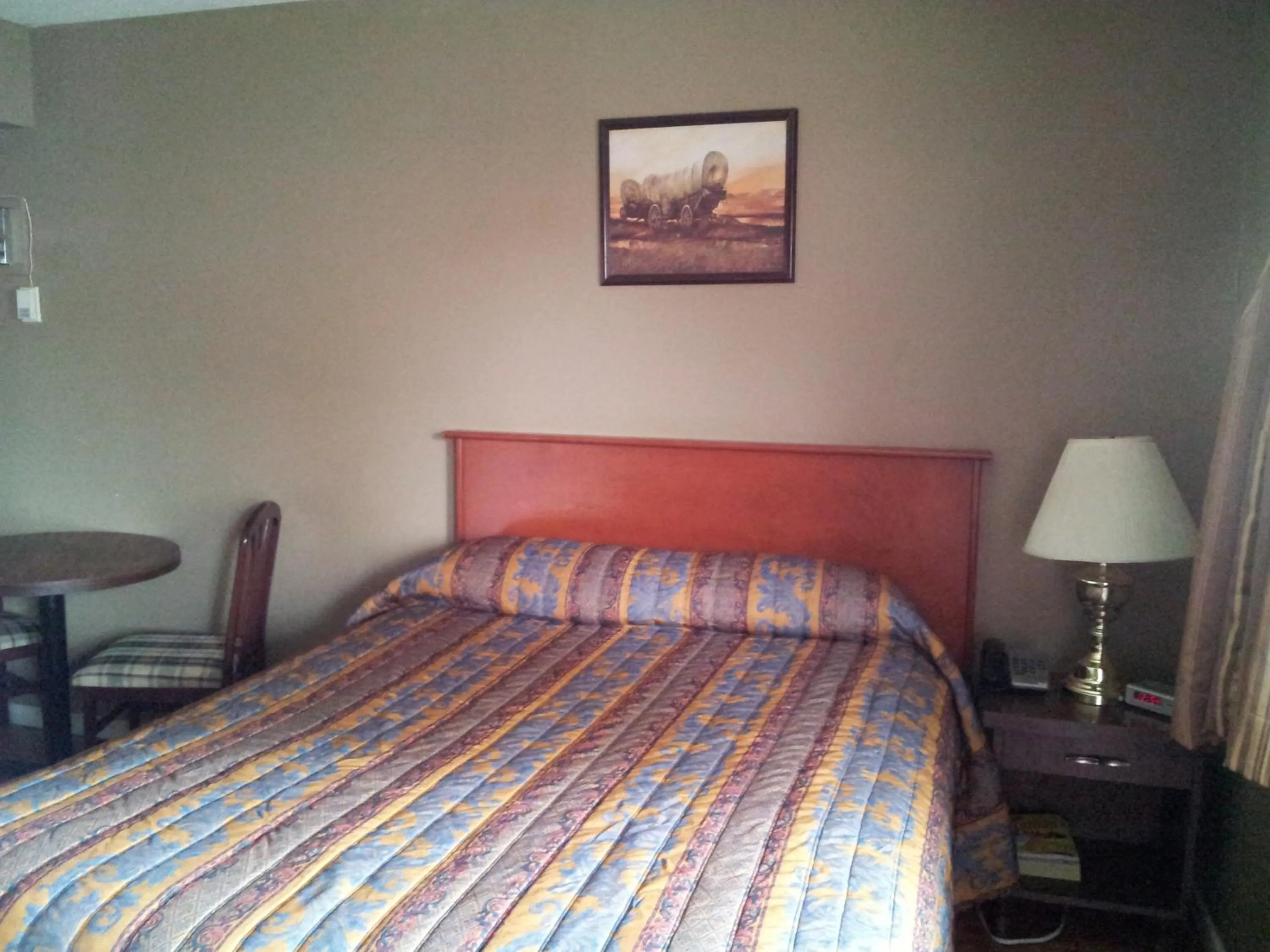 Bed in Viking Lamplighter Motel