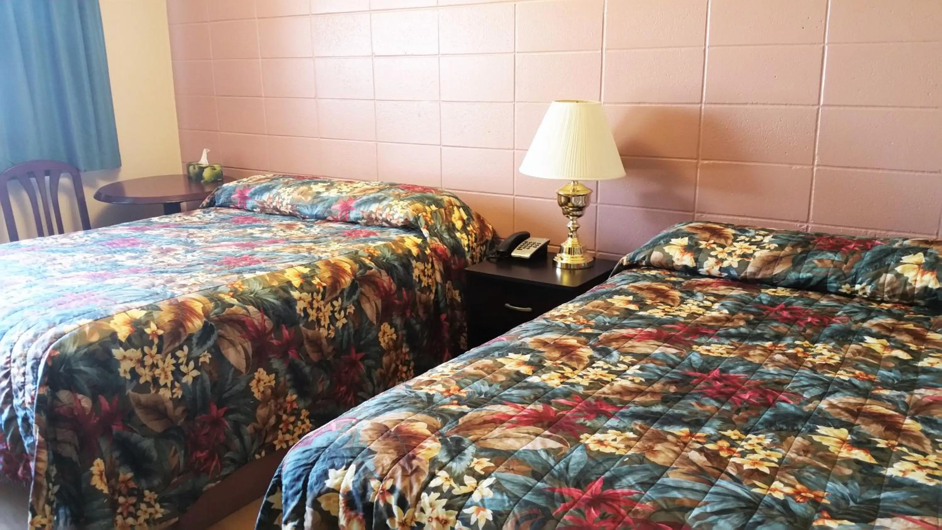Bed in Viking Lamplighter Motel