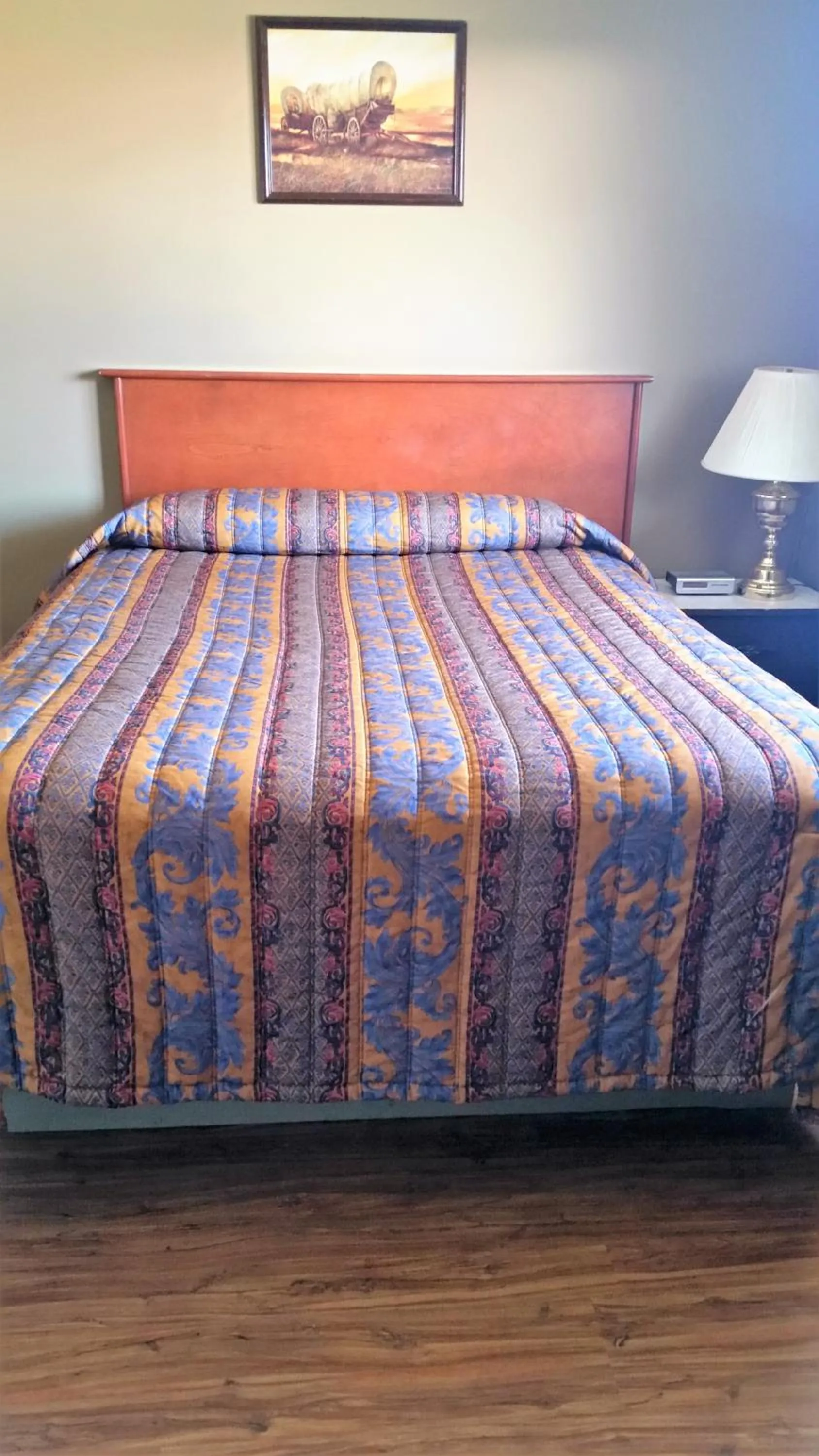 Bed in Viking Lamplighter Motel