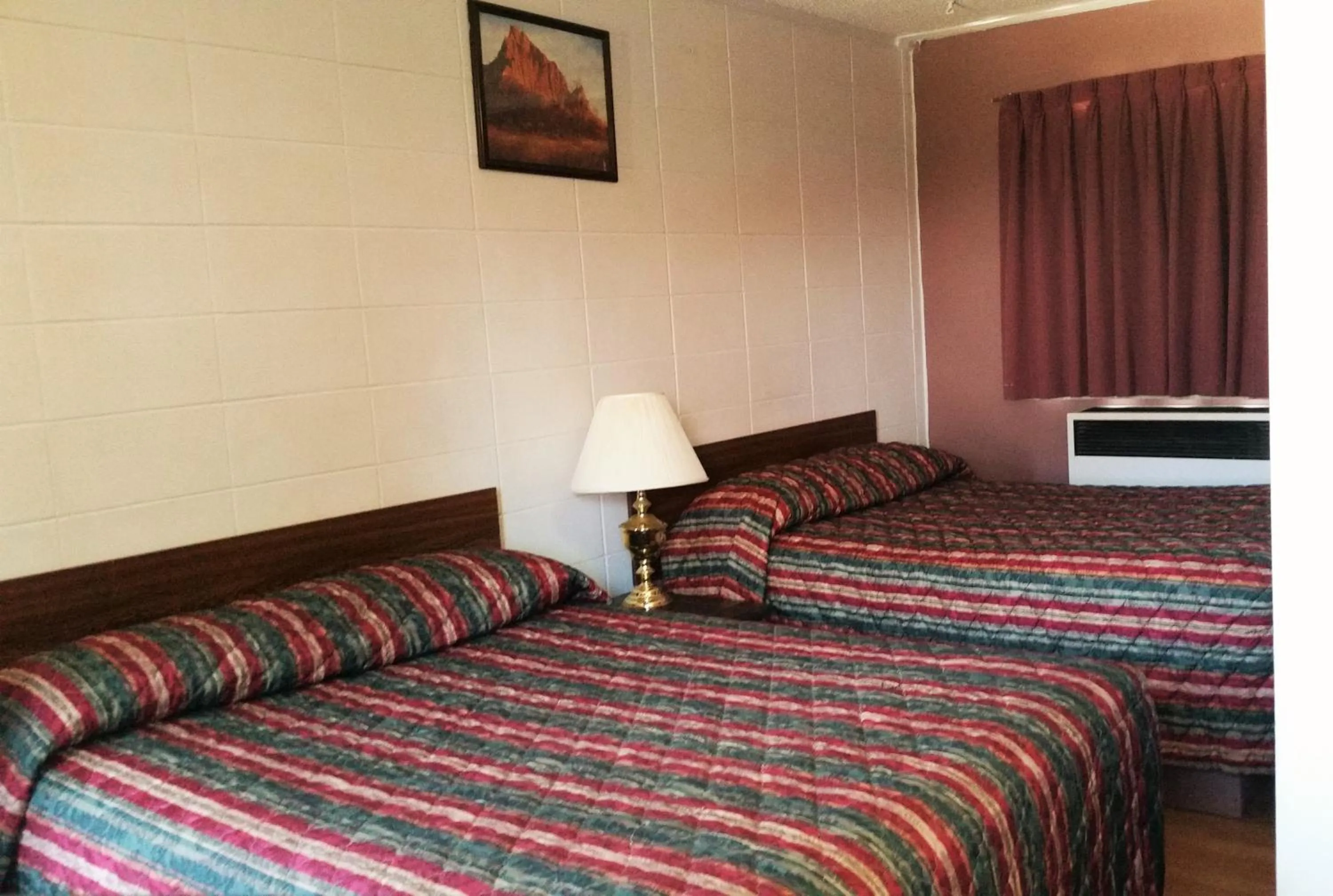 Bed in Viking Lamplighter Motel