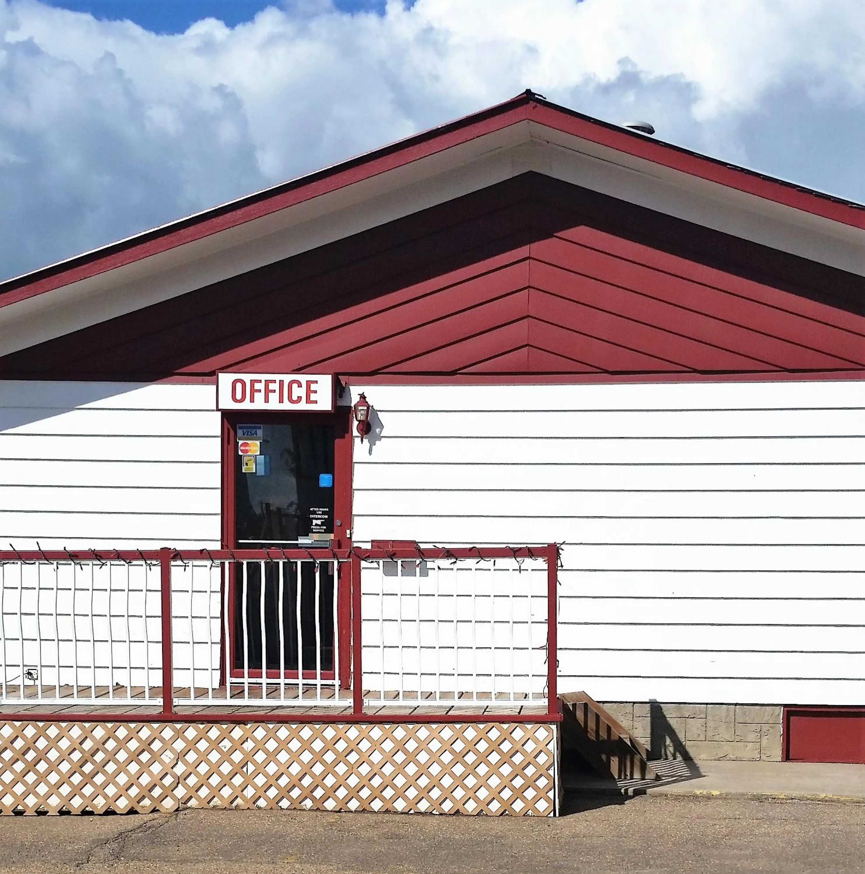 Facade/entrance in Viking Lamplighter Motel