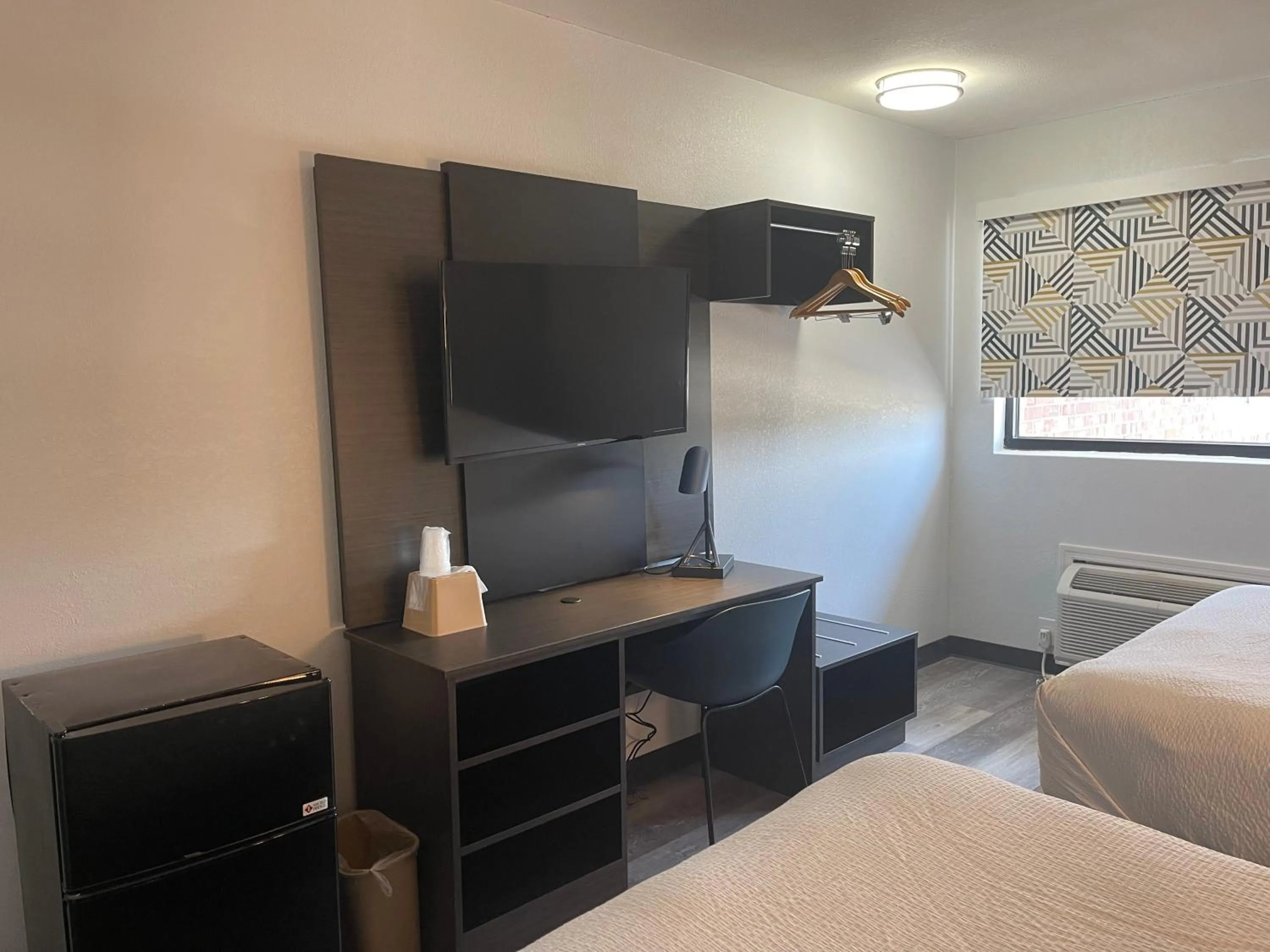 Photo of the whole room, Bed in Motel 6-East Ridge, TN