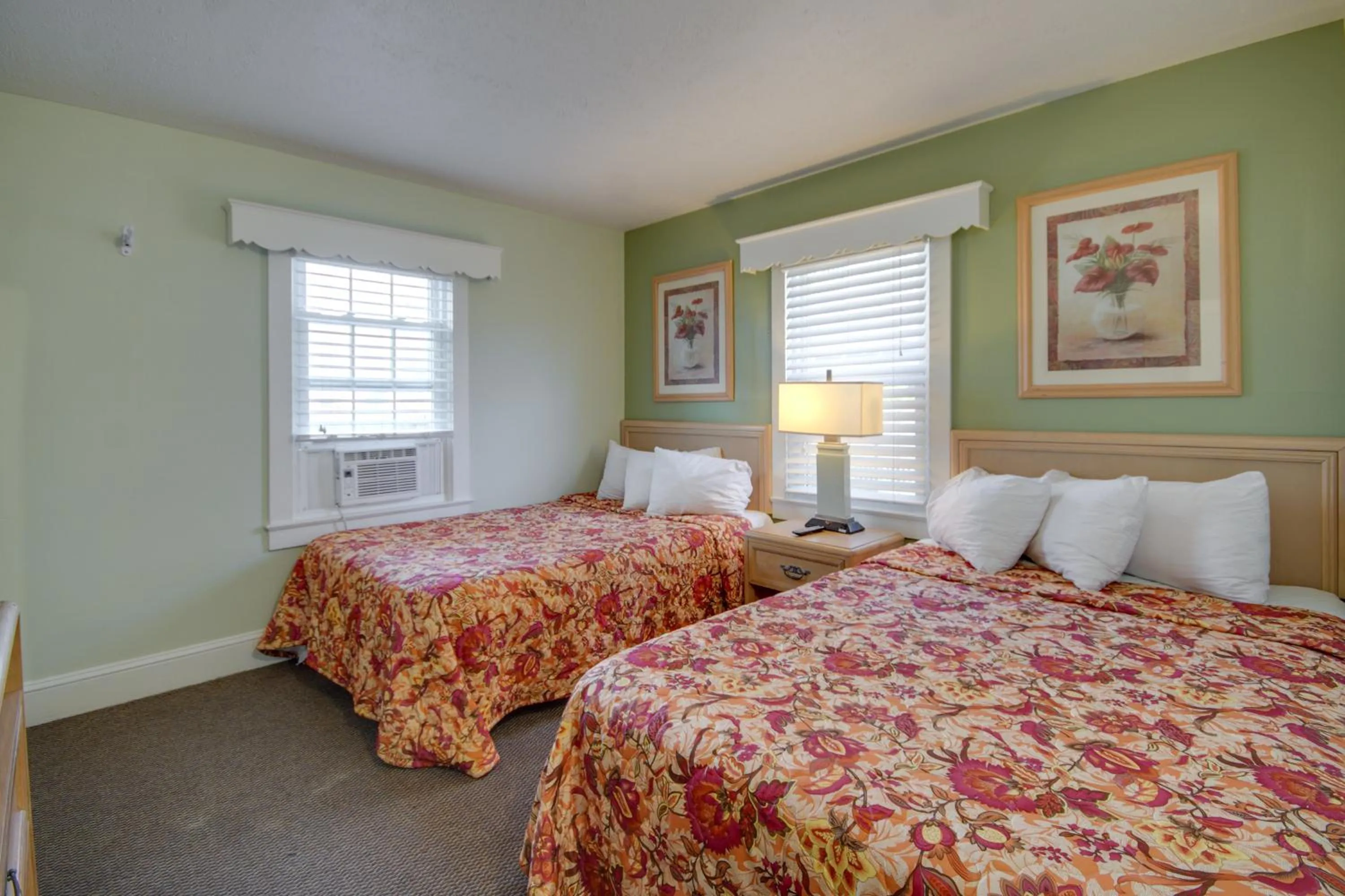 Bedroom, Bed in Ocean Lodge Hotel South