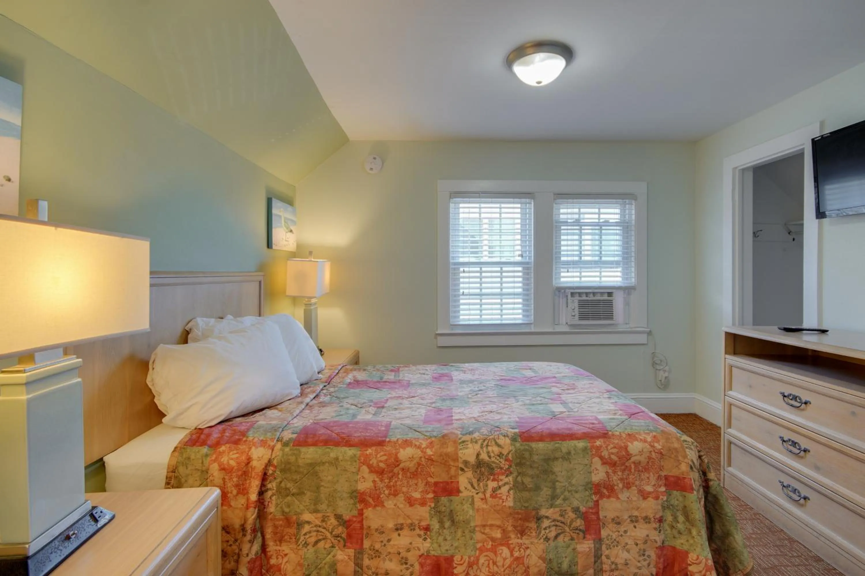 Bedroom, Bed in Ocean Lodge Hotel South