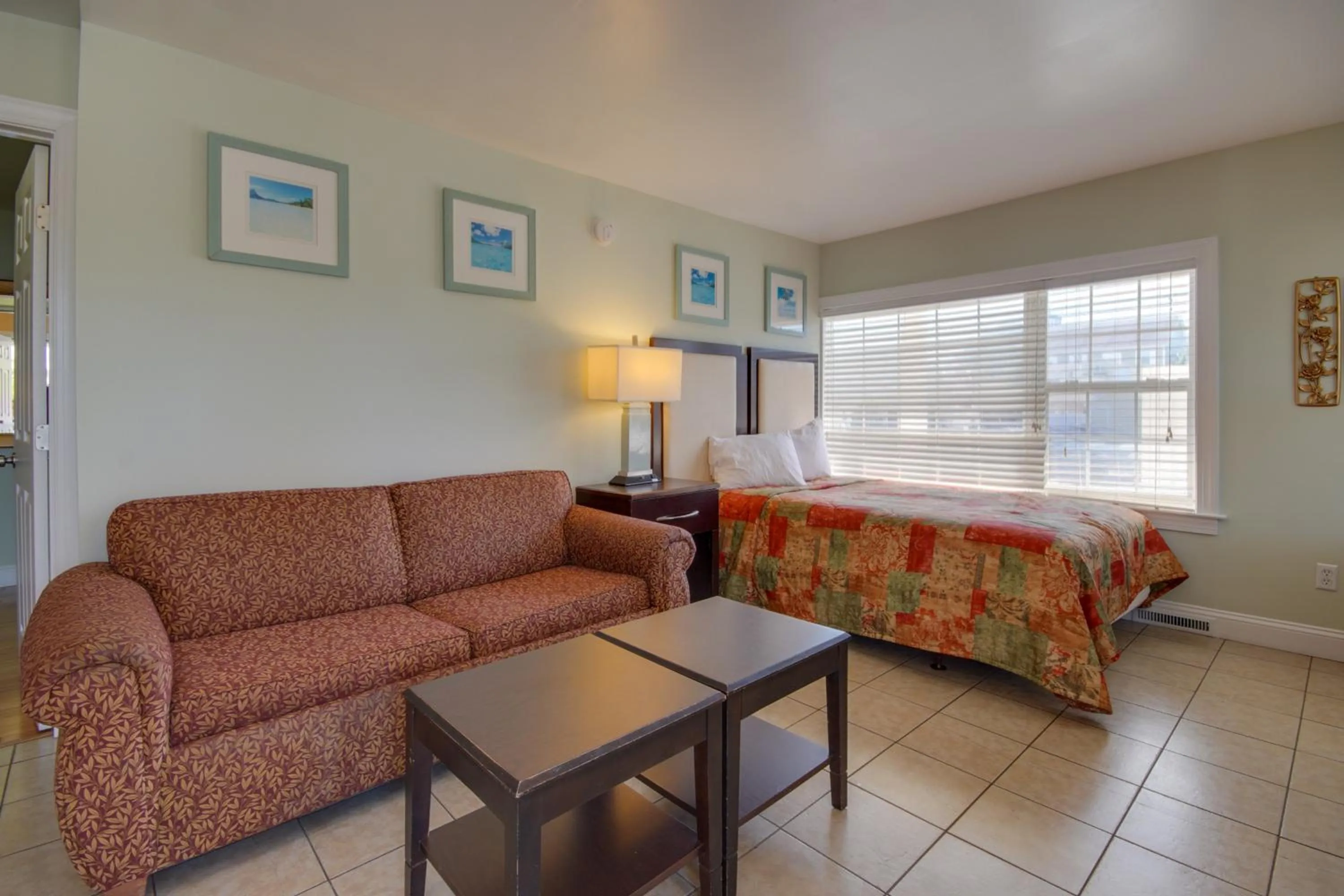 Living room, Bed in Ocean Lodge Hotel South