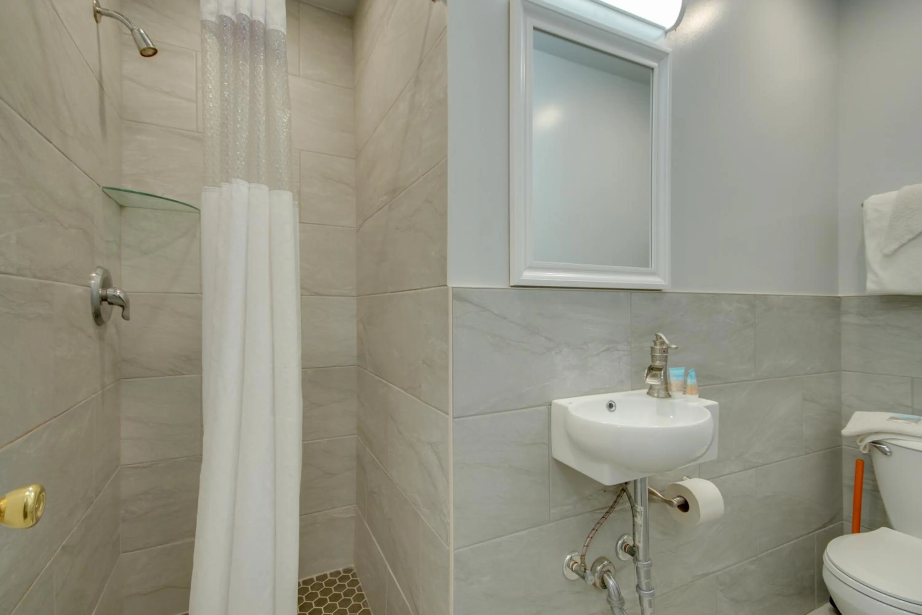 Shower in Ocean Lodge Hotel South