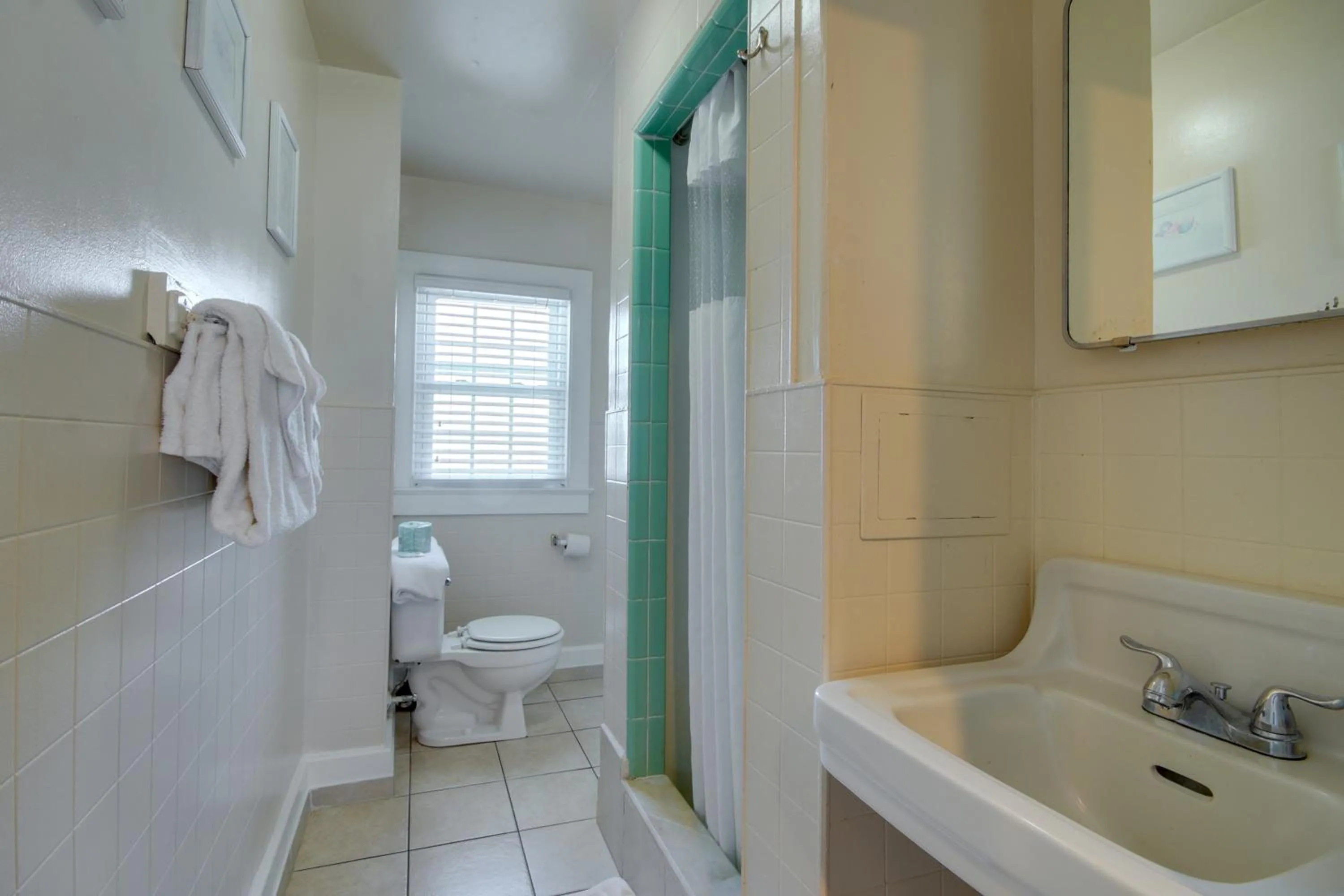 Shower in Ocean Lodge Hotel South