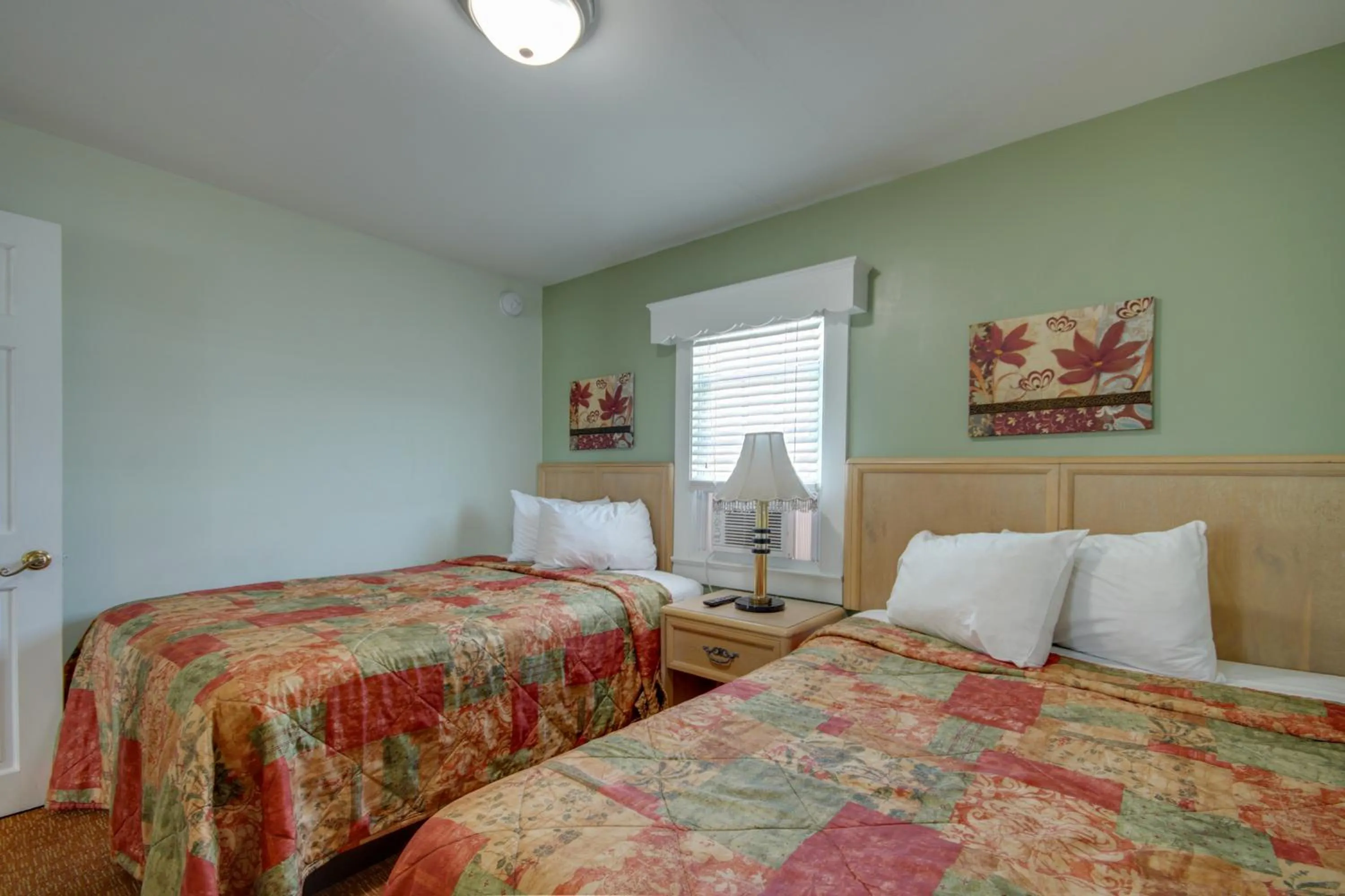 Bedroom, Bed in Ocean Lodge Hotel South