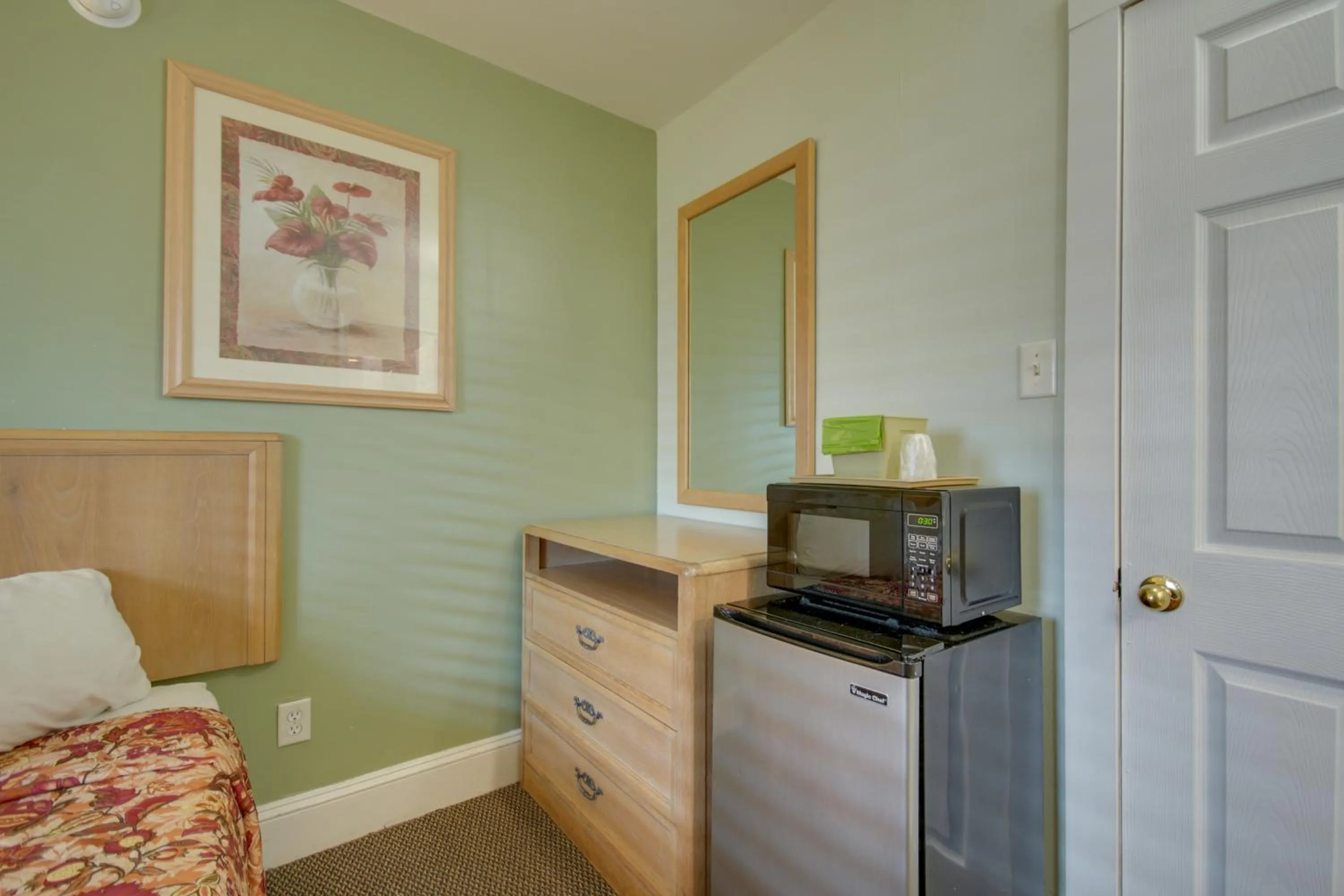 Bedroom, Bed in Ocean Lodge Hotel South