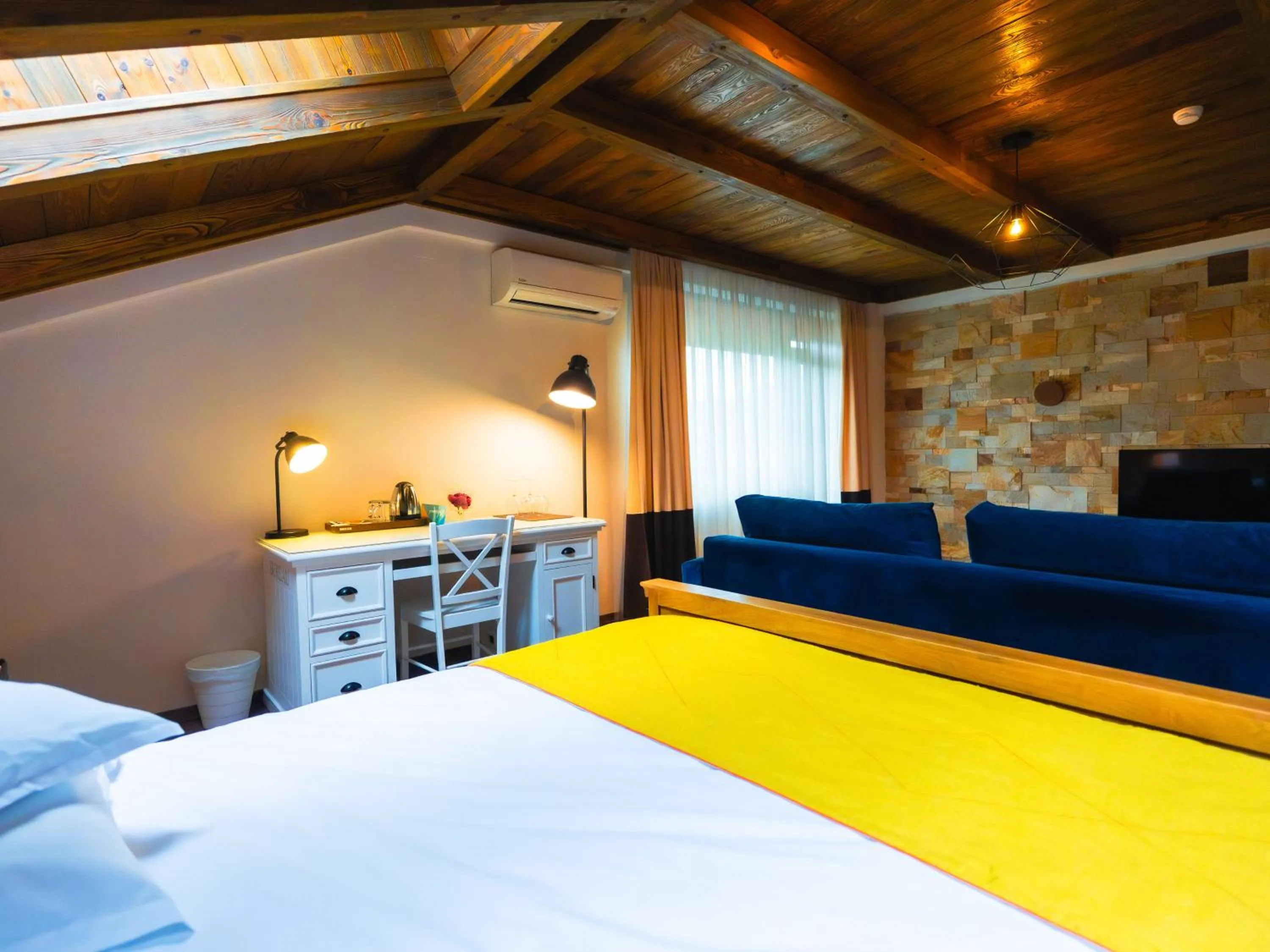 Bed in KABAN BOUTIQUE HOTEL - 5Star Central Villa in Vatra Dornei