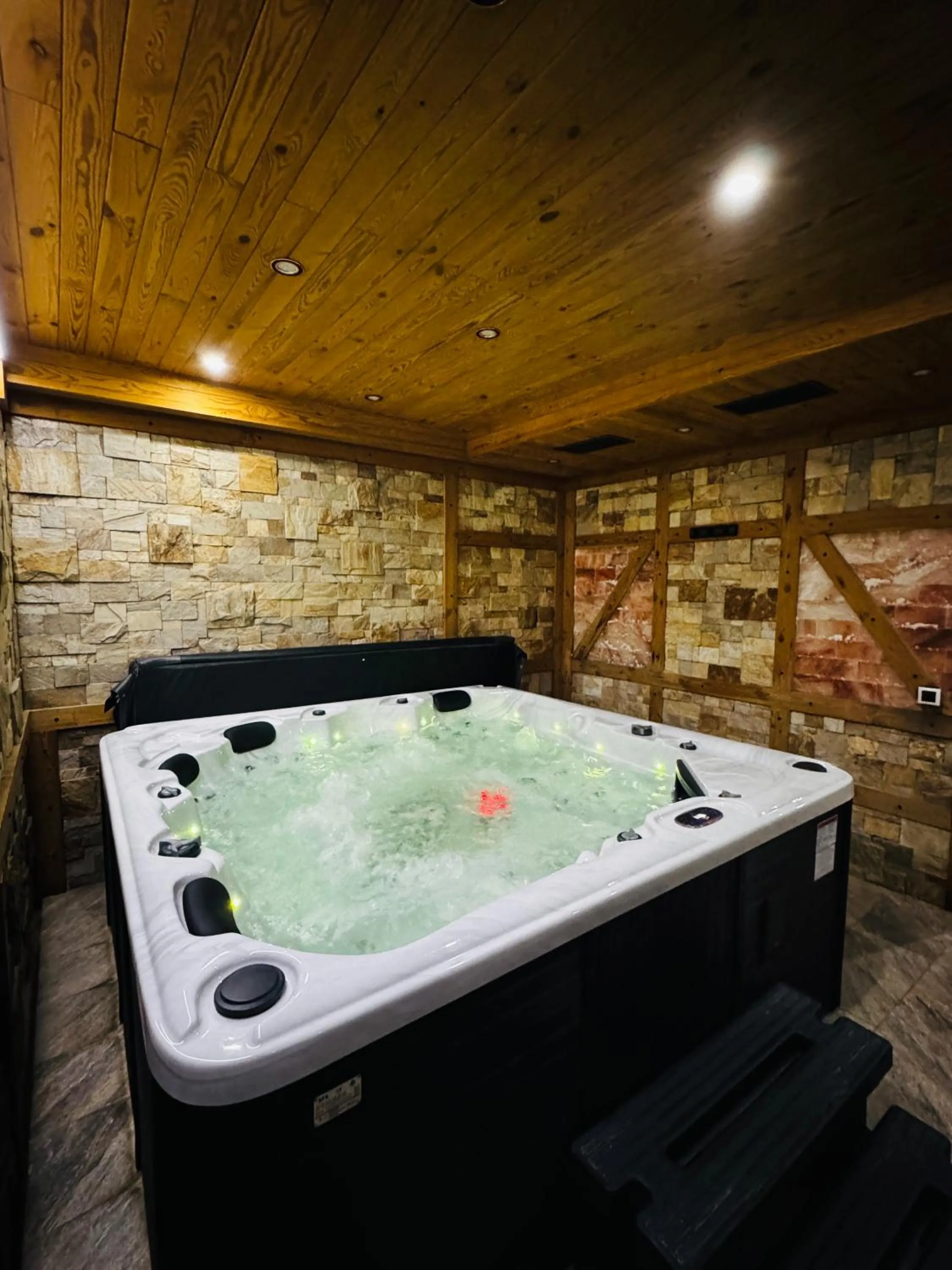 Hot Tub in KABAN BOUTIQUE HOTEL - 5Star Central Villa in Vatra Dornei