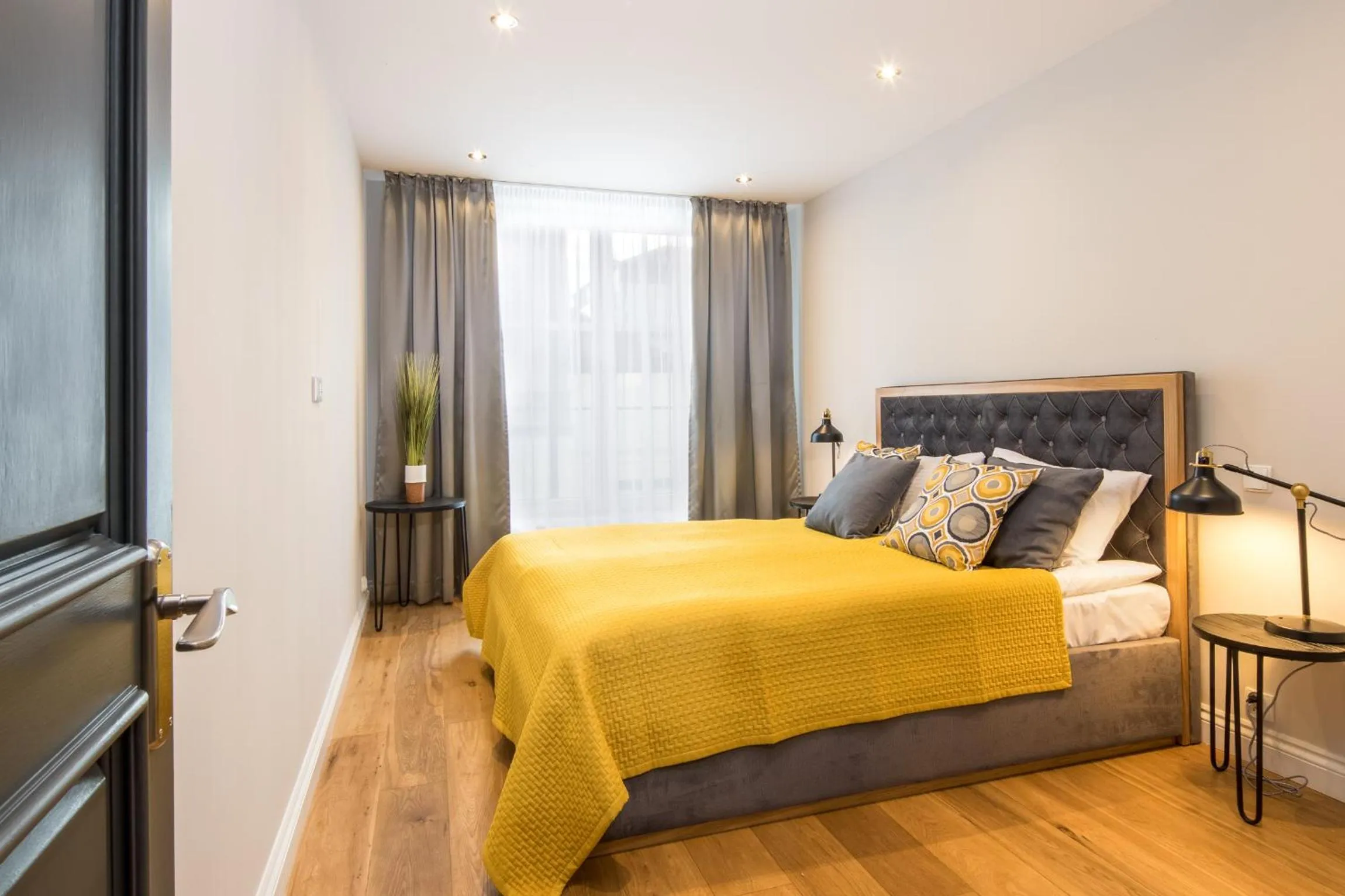 Bed in Old Town Premium Queen`s Apartments