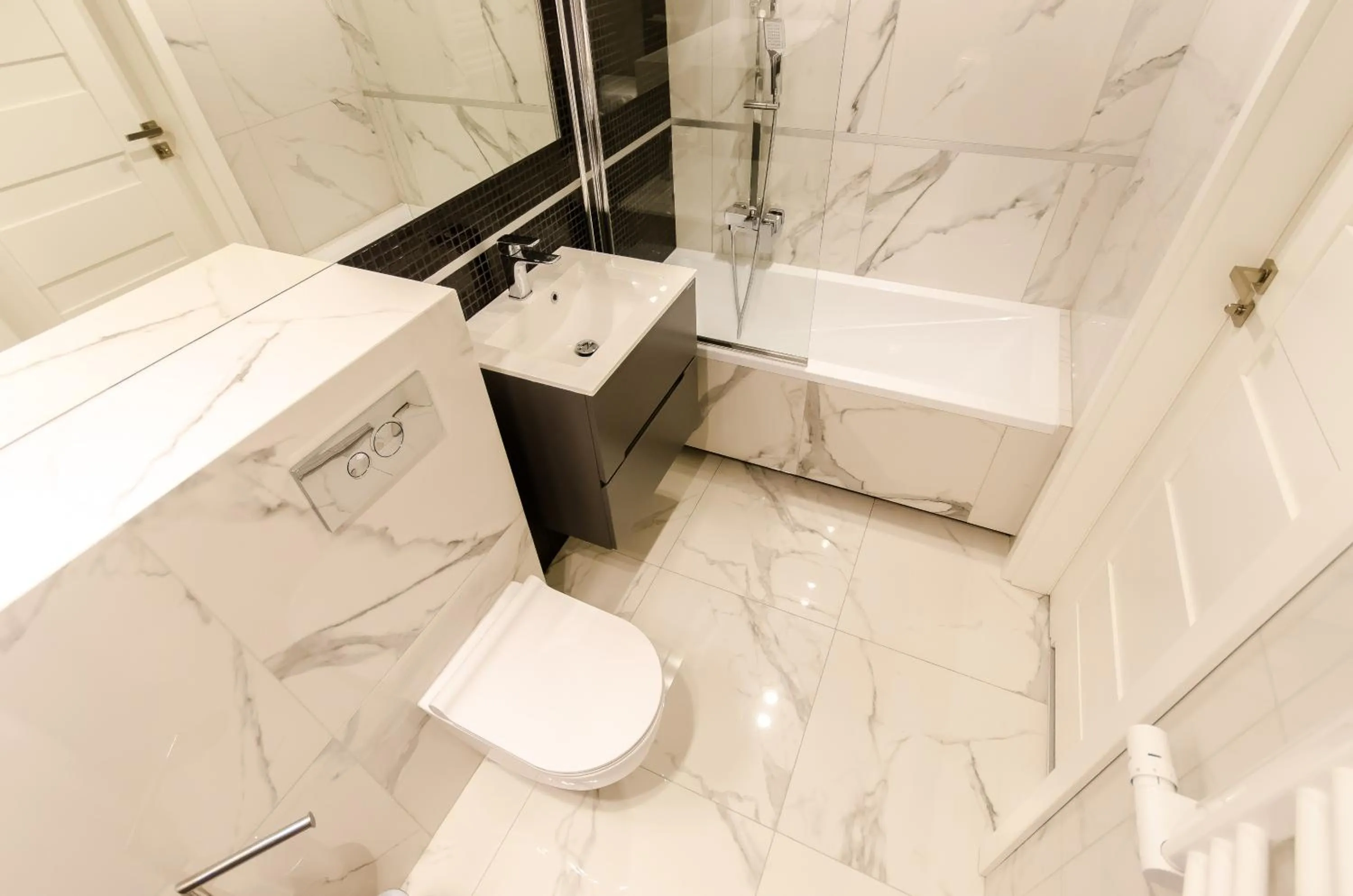 Shower in Old Town Premium Queen`s Apartments