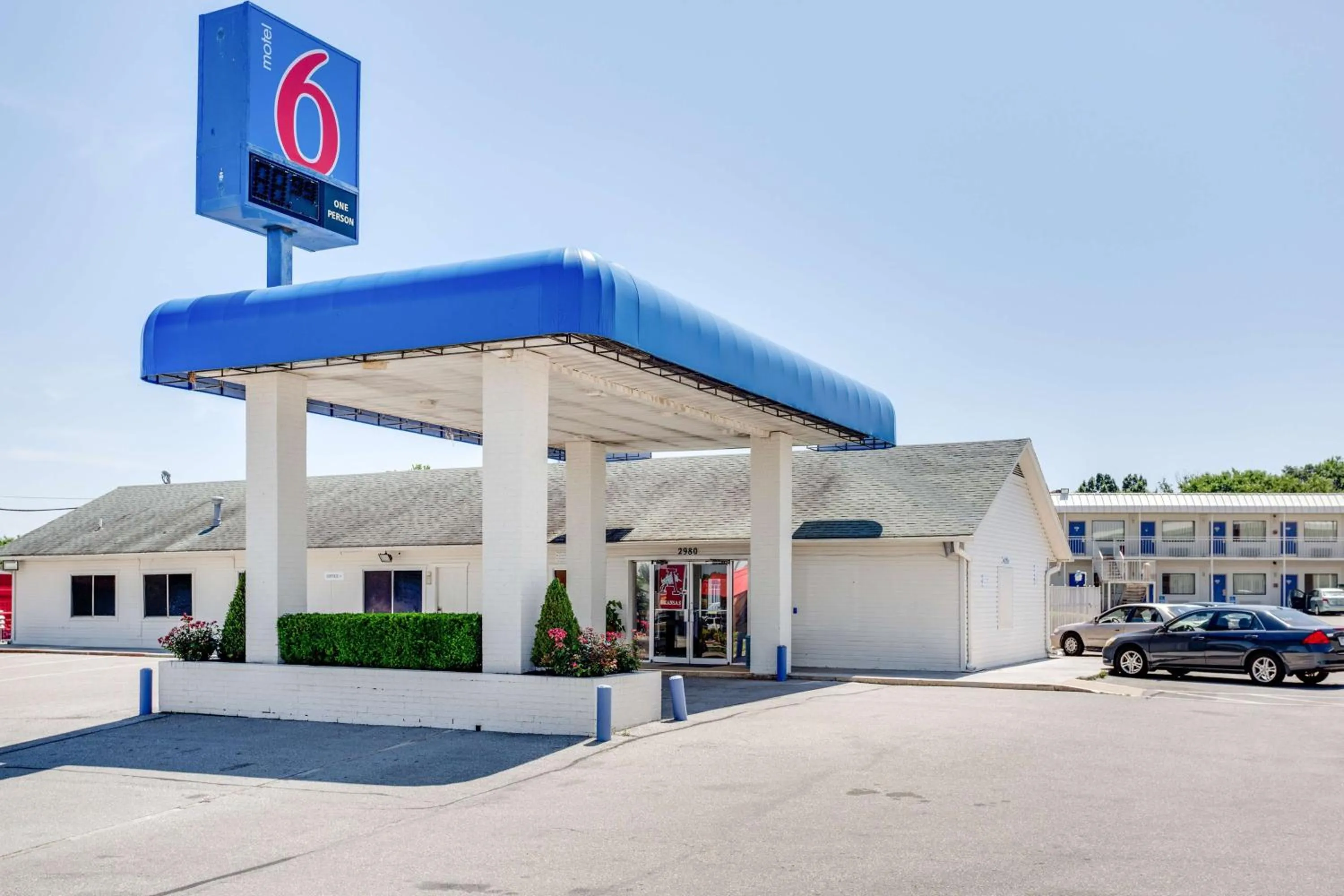 Property building in Motel 6-Fayetteville, AR