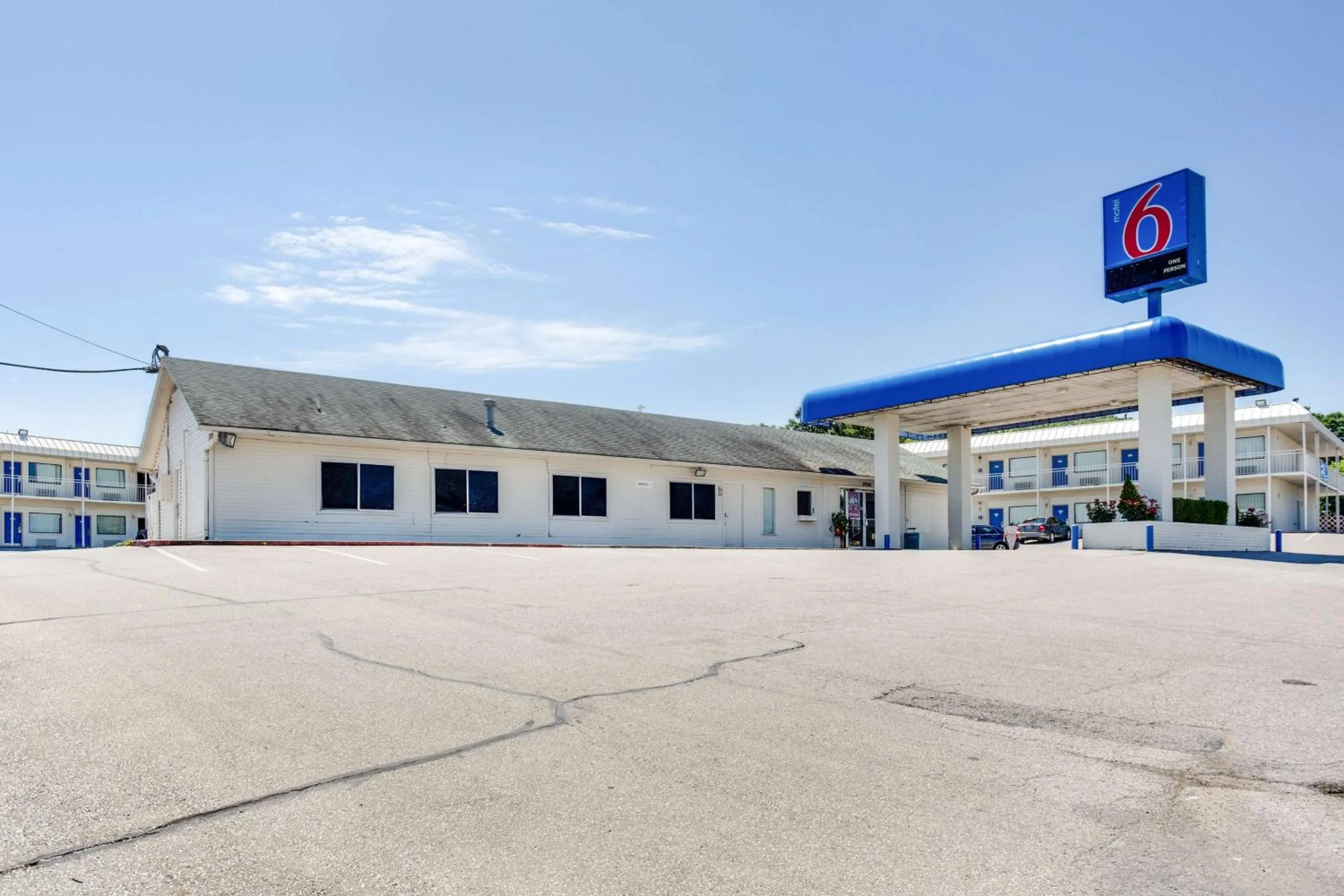 Property building in Motel 6-Fayetteville, AR