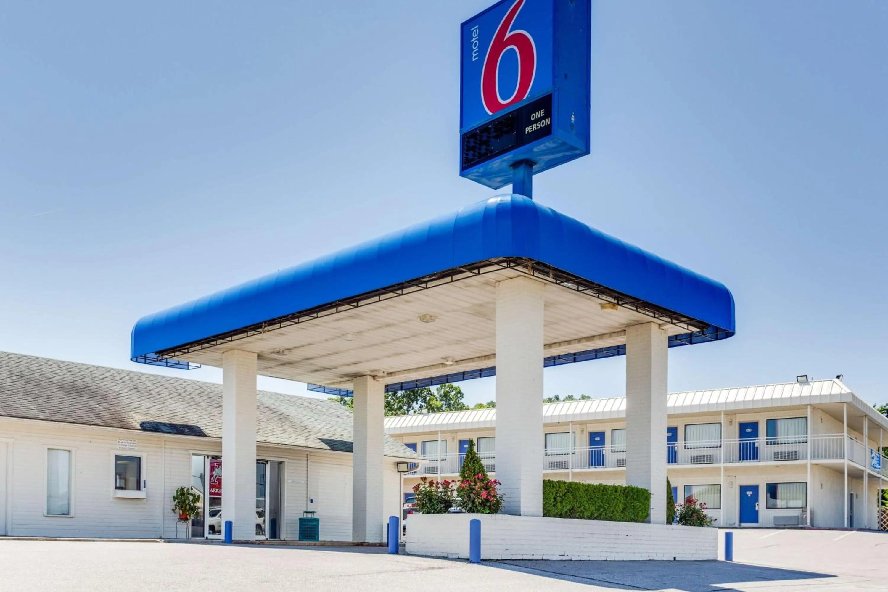Property building in Motel 6-Fayetteville, AR