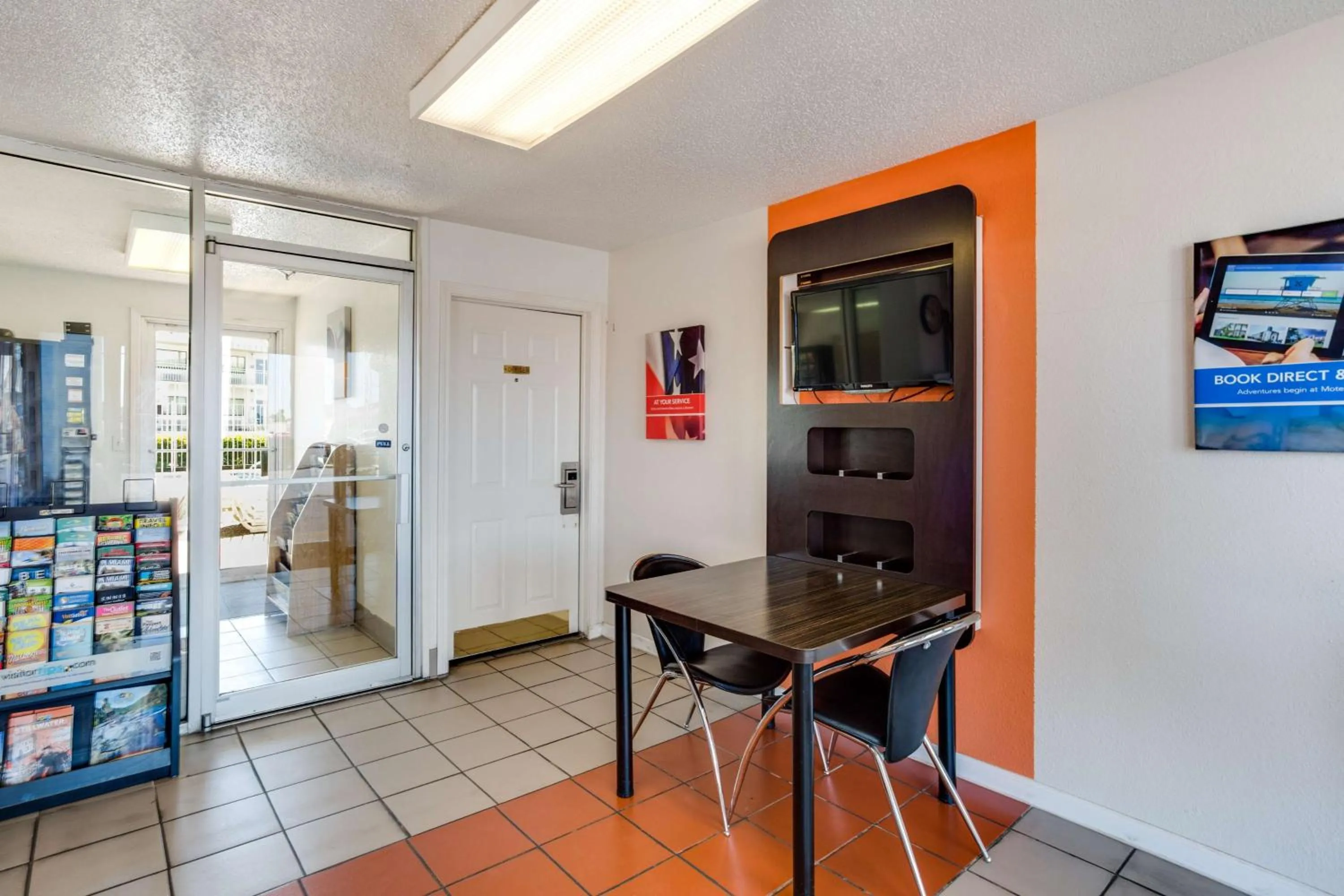 Communal lounge/ TV room in Motel 6-Fayetteville, AR