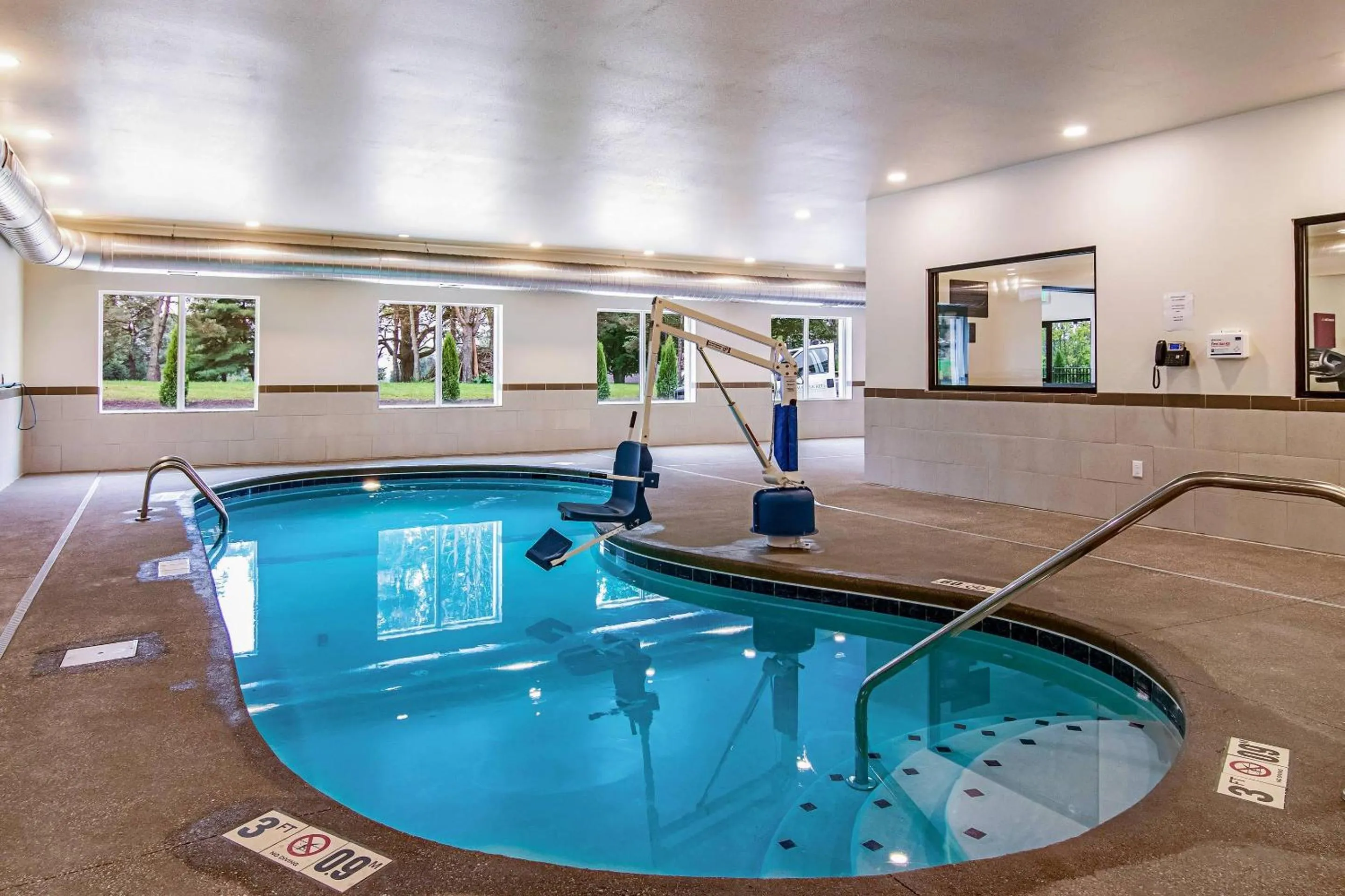 Swimming pool in Comfort Suites Wooster near University Campus