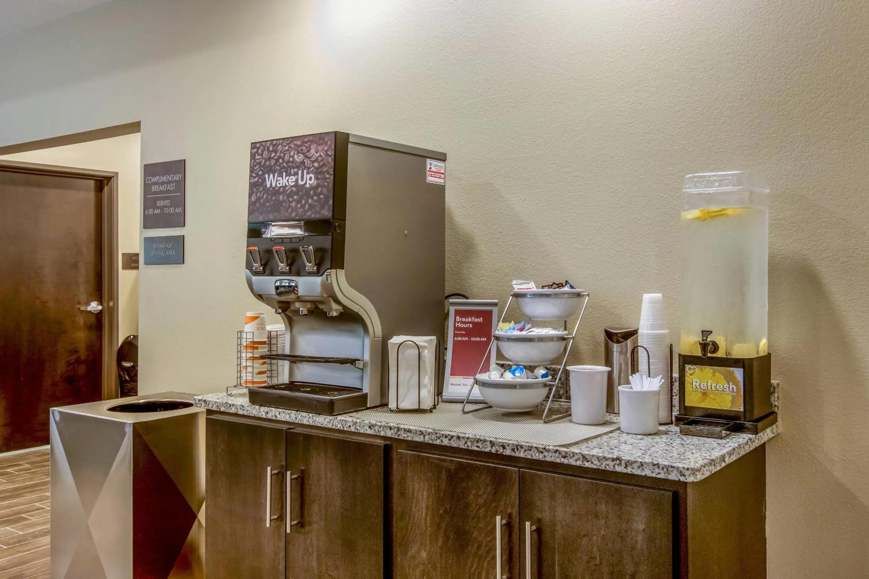 Breakfast in Comfort Suites Wooster near University Campus