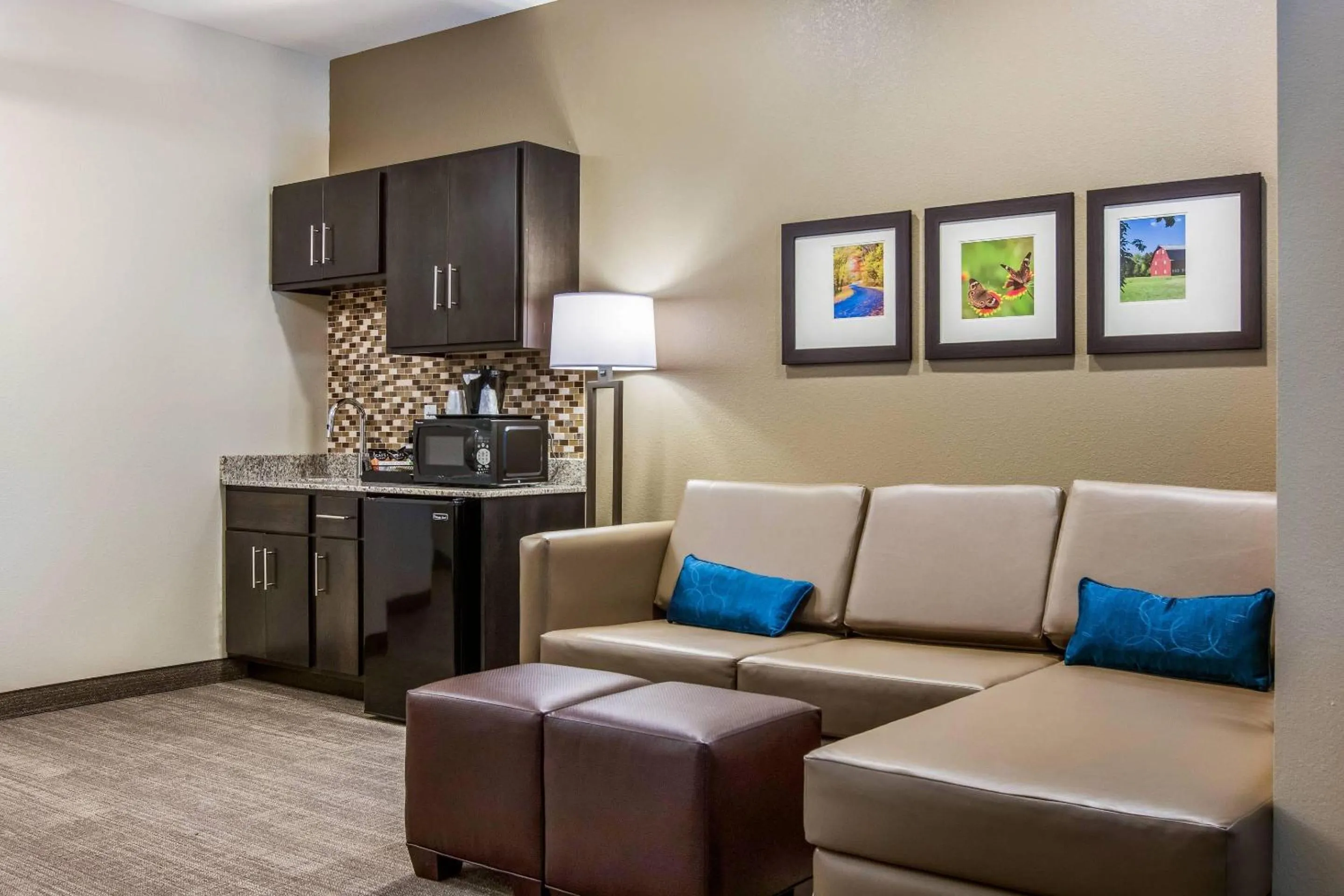 Bedroom in Comfort Suites Wooster near University Campus