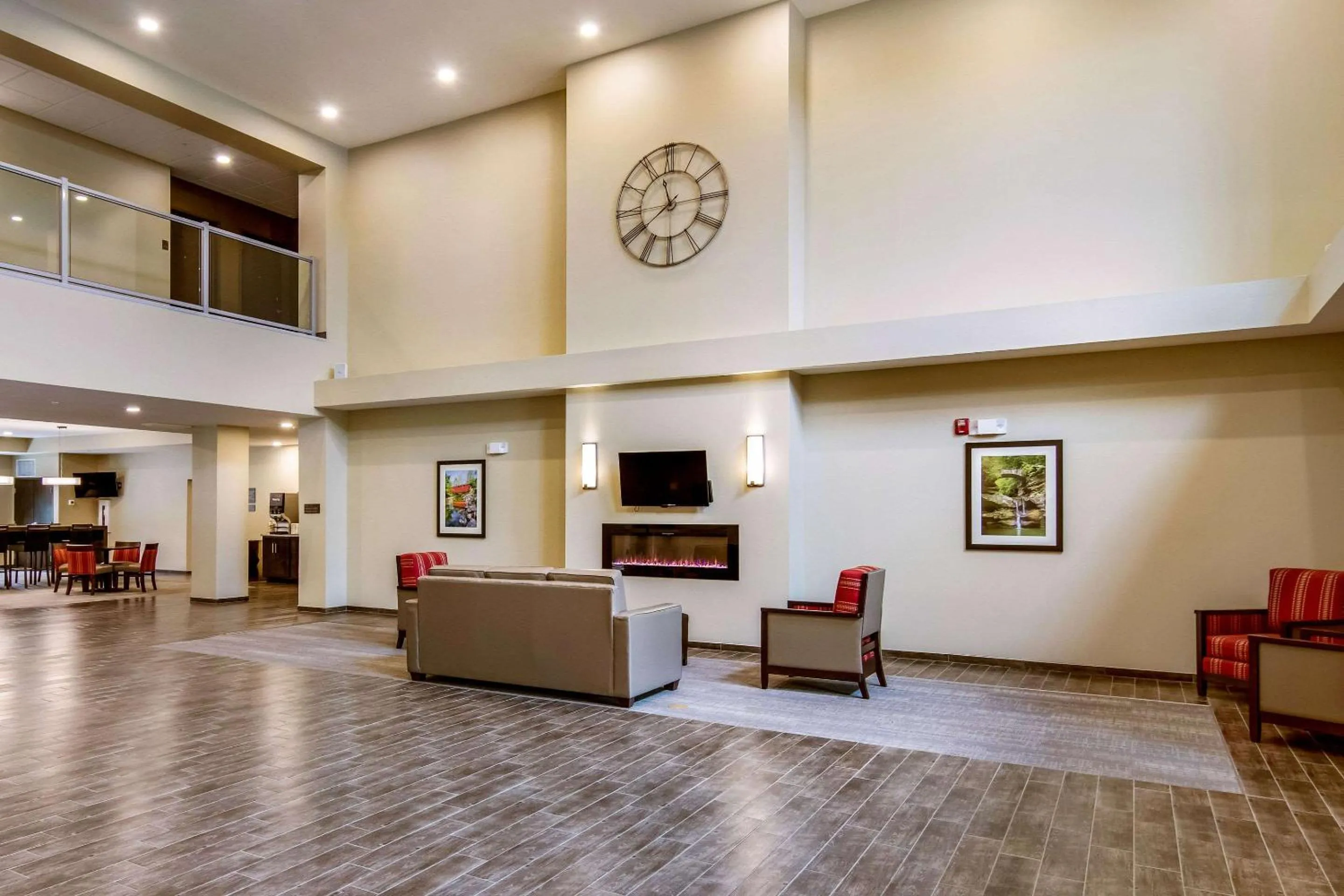 Lobby or reception in Comfort Suites Wooster near University Campus