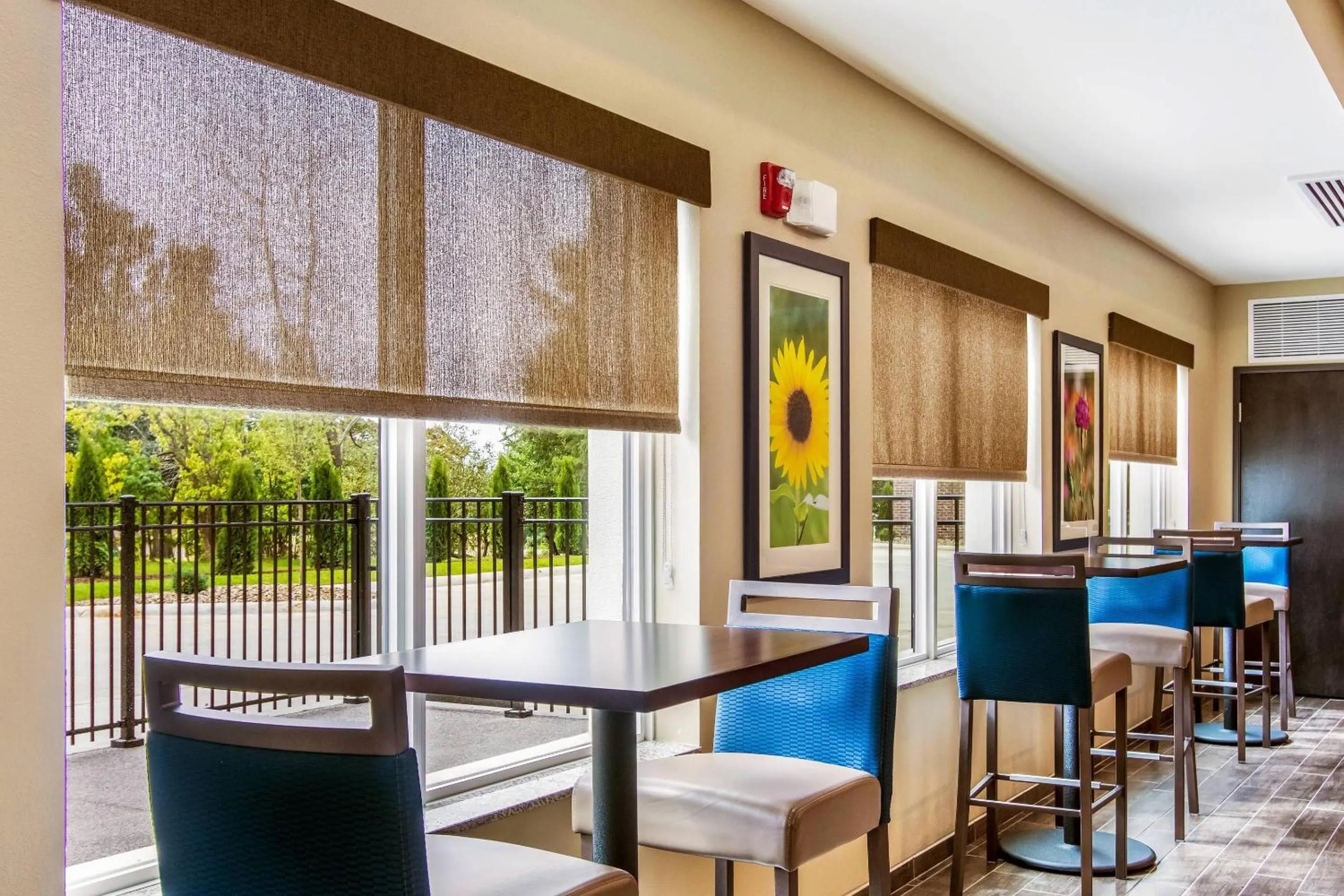 Breakfast in Comfort Suites Wooster near University Campus