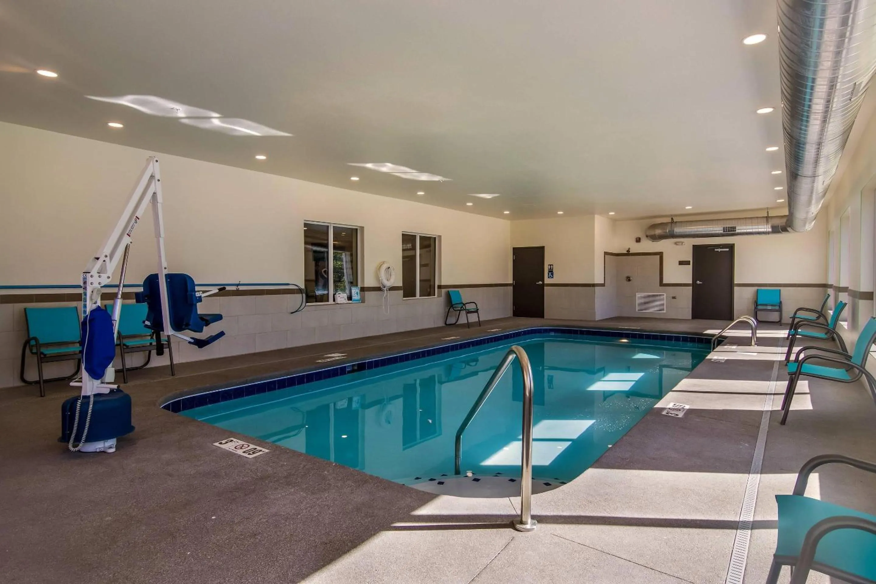 Swimming pool in Comfort Suites Brunswick - Cleveland Southwest