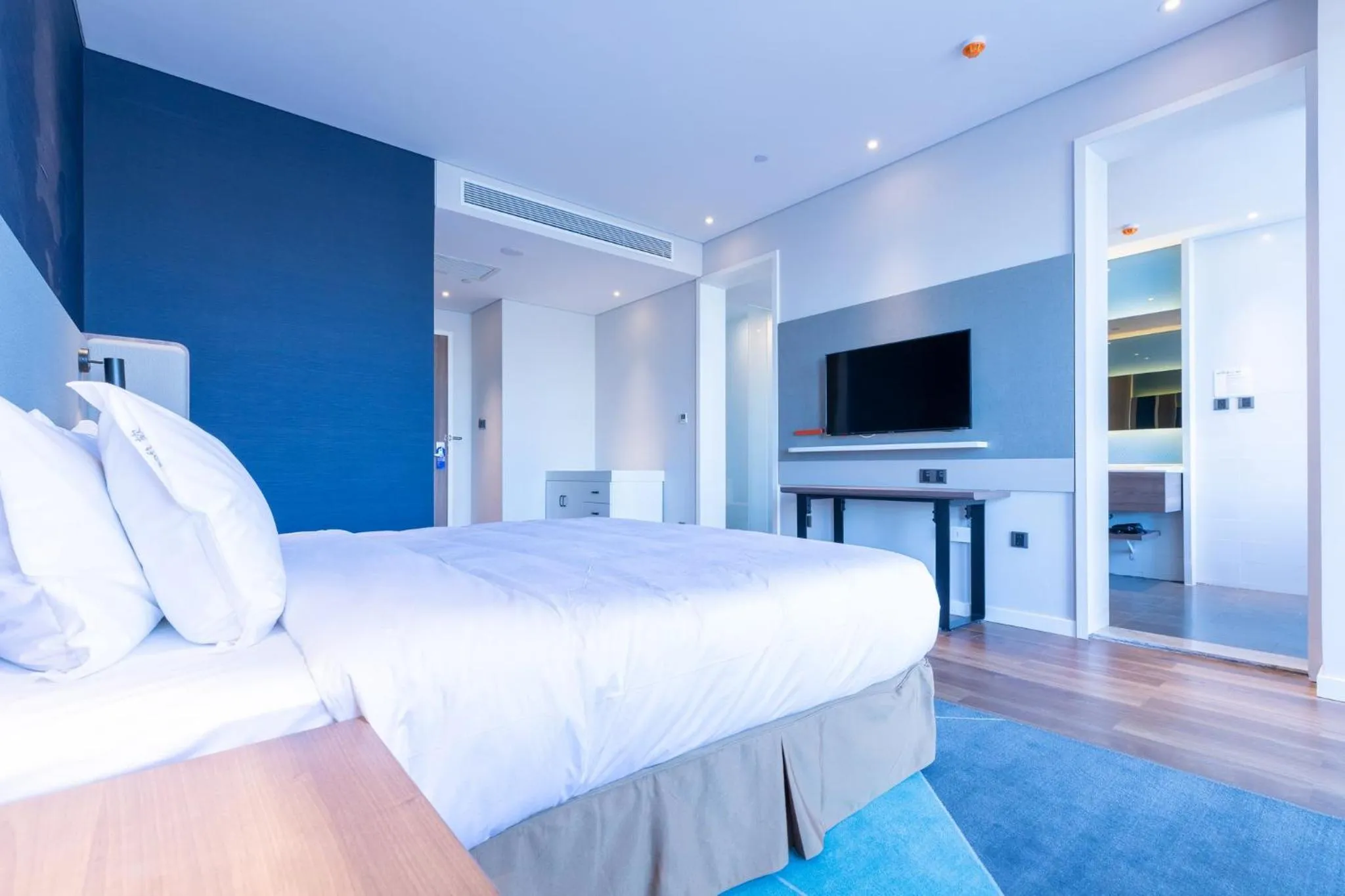 Photo of the whole room, Bed in Holiday Inn Express Harbin Qunli by IHG