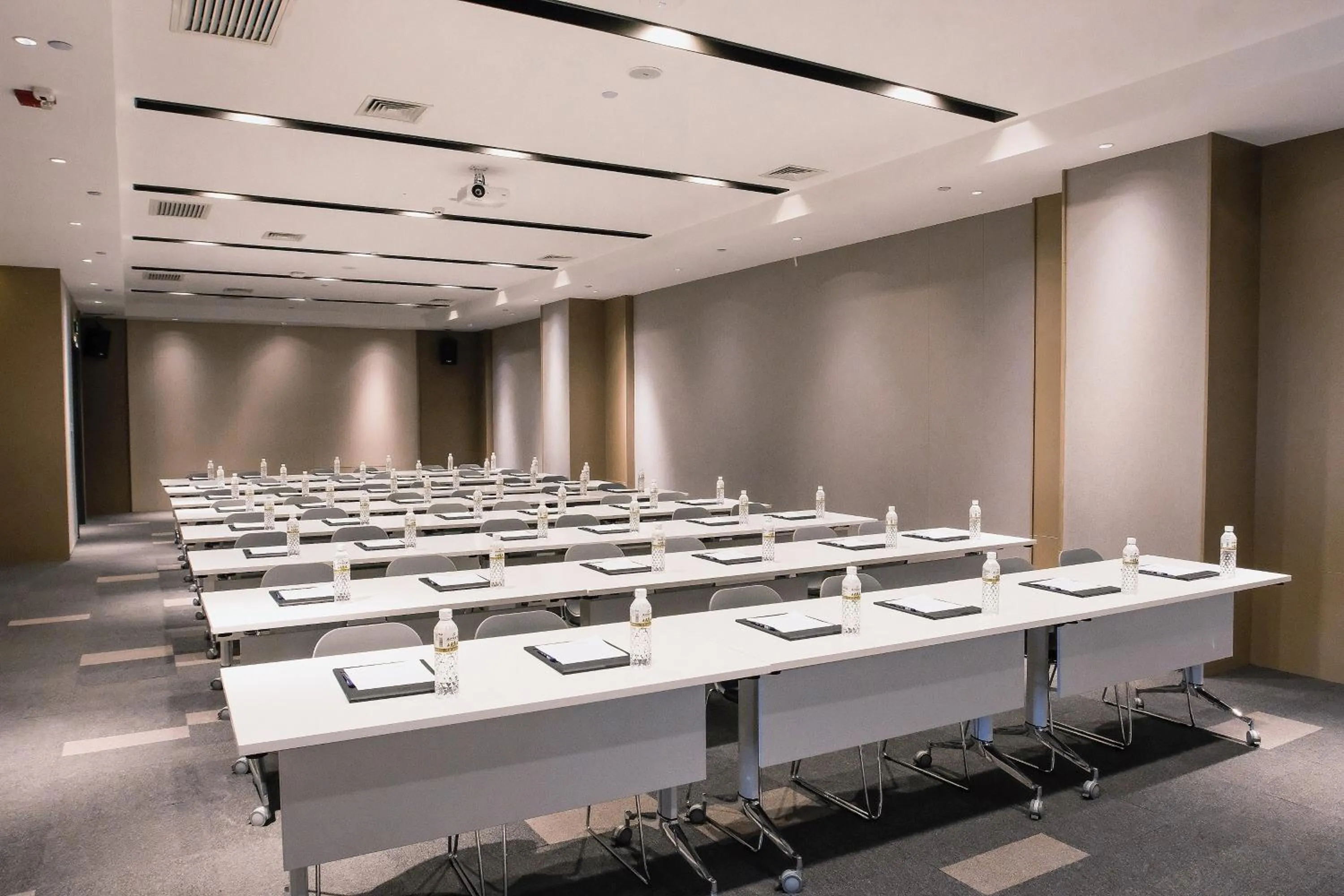 Meeting/conference room in Holiday Inn Express Harbin Qunli by IHG