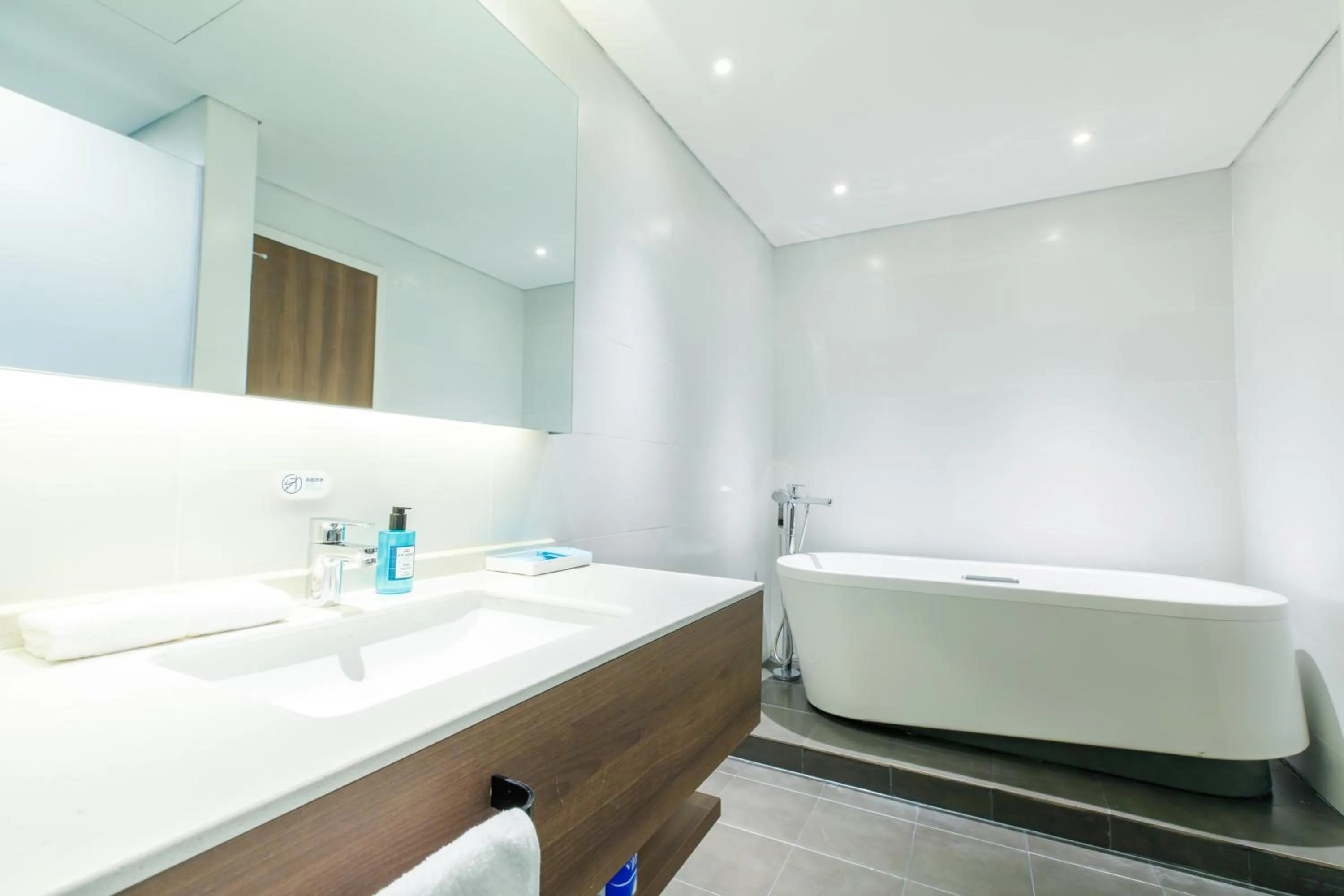 Photo of the whole room, Bed in Holiday Inn Express Harbin Qunli by IHG